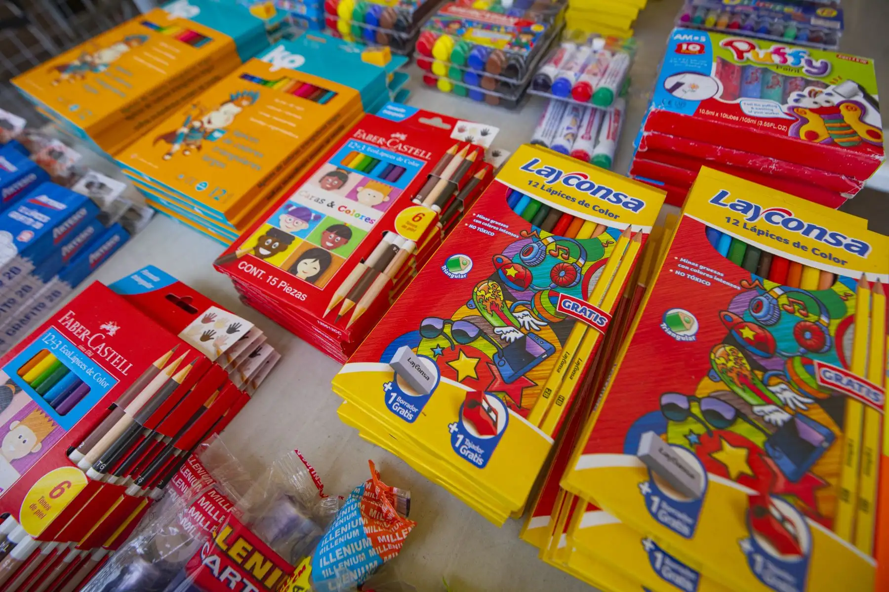 A puertas del inicio del año escolar, la Municipalidad de Lima presenta la Feria Escolar 2022 donde ofrecen diversos artículos de buena calidad desde un sol. Más de 60 comerciantes ofrecen lápices, colores, mochilas, etc. en la cuadra 15 de la Av. Nicolás de Piérola, en el Cercado. Foto: MML