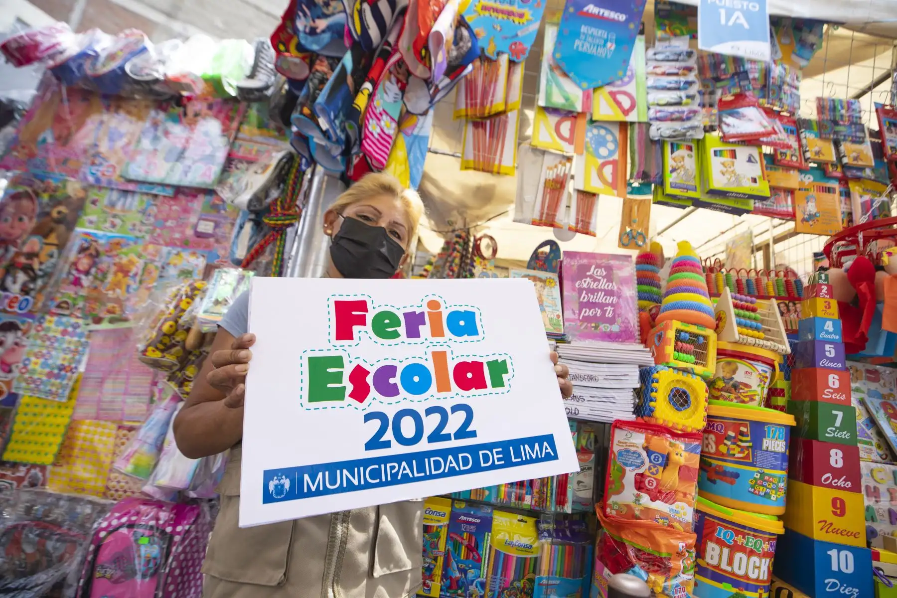A puertas del inicio del año escolar, la Municipalidad de Lima presenta la Feria Escolar 2022, donde ofrecen diversos artículos de buena calidad desde un sol. Más de 60 comerciantes ofrecen lápices, colores, mochilas, entre otros productos, en la cuadra 15 de la Av. Nicolás de Piérola, en el Cercado de Lima. Foto: MML