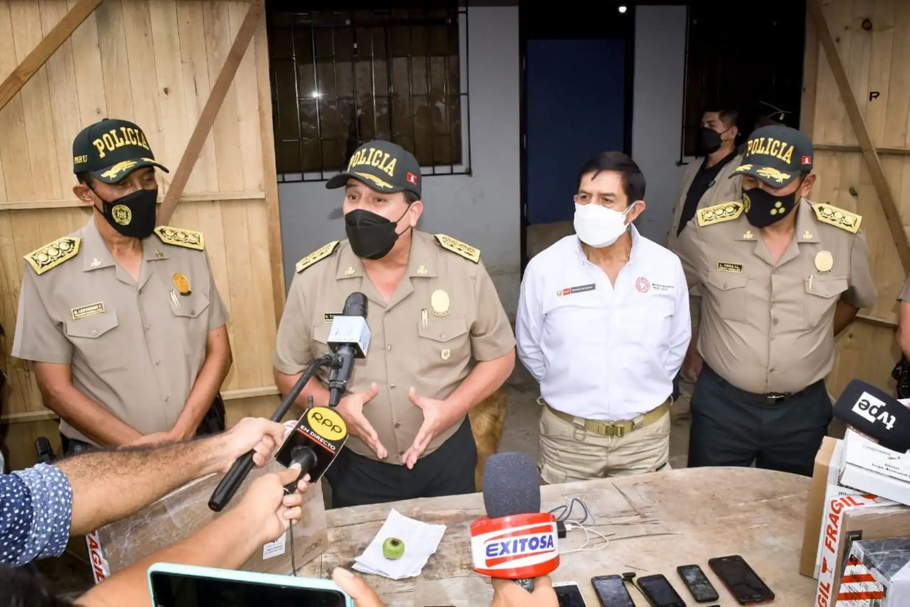 El ministro de Interior, Alfonso Chávarry, destacó la labor de la PNP en la captura de la banda delictiva "Los malditos del cementerio" en Villa El Salvador (VES), inmersos en el delito contra el patrimonio, en la modalidad de robo agravado. Foto: Mininter