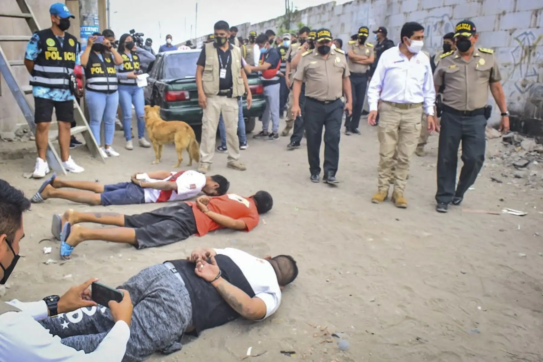 Desde el lugar de los hechos, el titular del Mininter, presentó a los cinco integrantes de este grupo criminal y las especies incautadas, reafirmando su pleno respaldo al trabajo de la PNP en su lucha frontal contra la delincuencia. Foto: Mininter