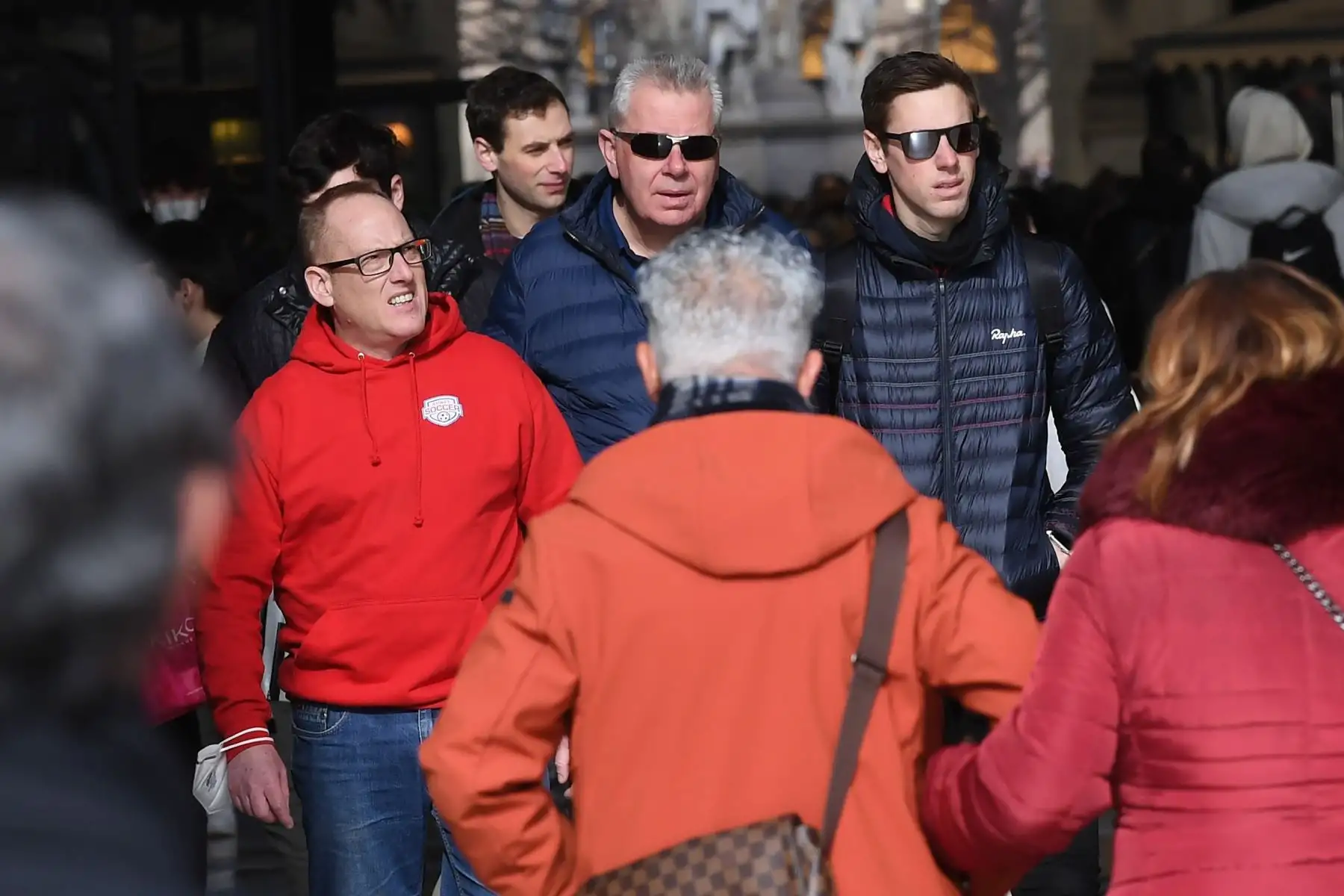 La gente camina por las calles del centro el primer día sin la obligación de usar máscaras al aire libre, Milán, Italia. Foto: EFE