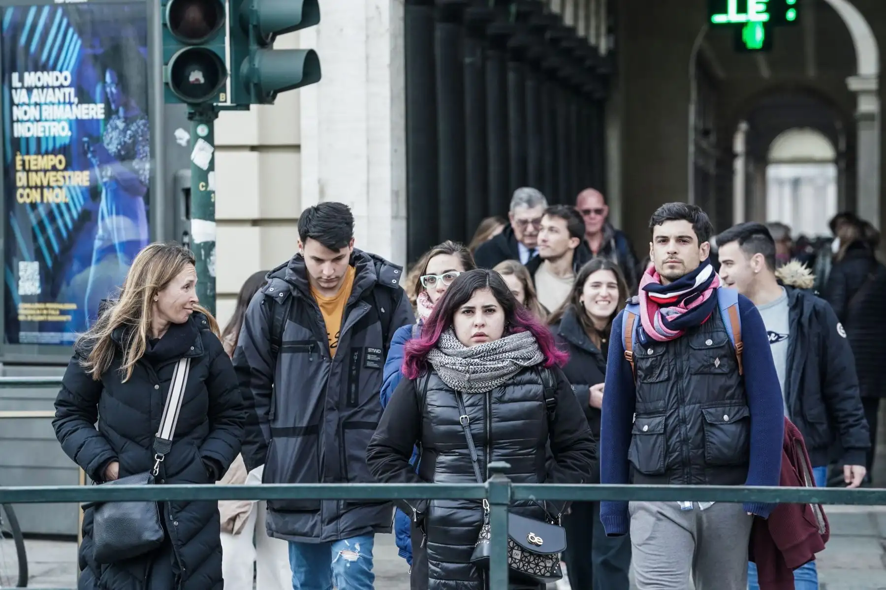 La gente camina por las calles del centro el primer día sin la obligación de usar máscaras al aire libre, Milán, Italia. Foto: EFE