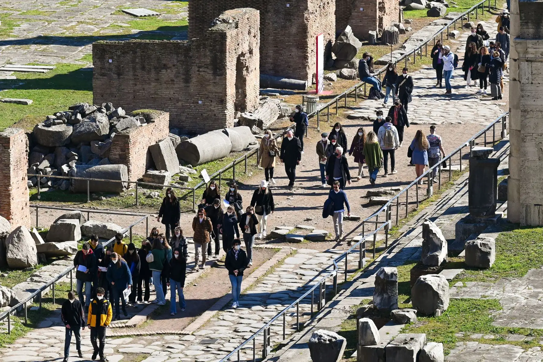 La gente camina en el Foro Romano en Roma, mientras se levanta en el país la obligación de usar una máscara contra el coronavirus al aire libre. Foto: AFP