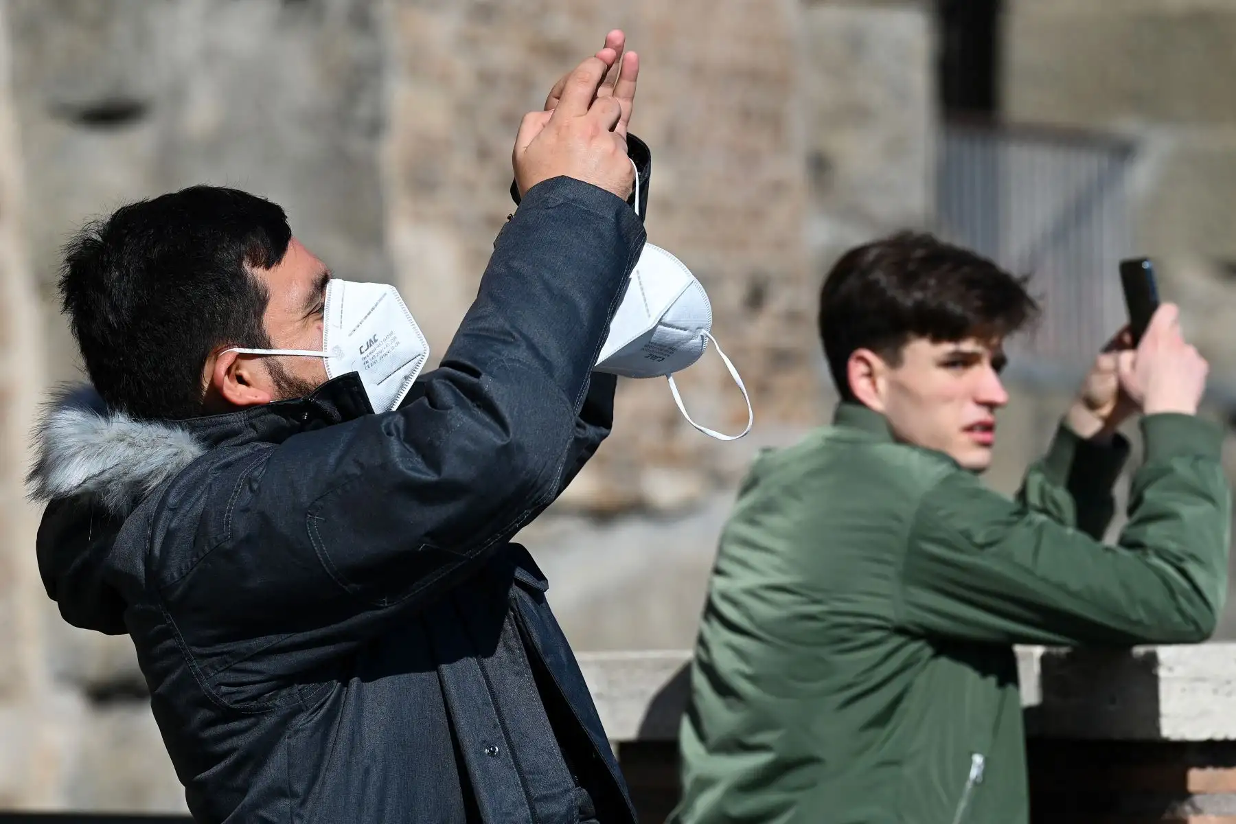 El gobierno italiano eliminó el requisito de usar máscaras al aire libre, después de ver una disminución en el número de casos de Covid-19, lo que sugiere que se ha superado el pico de la ola actual. Foto: AFP