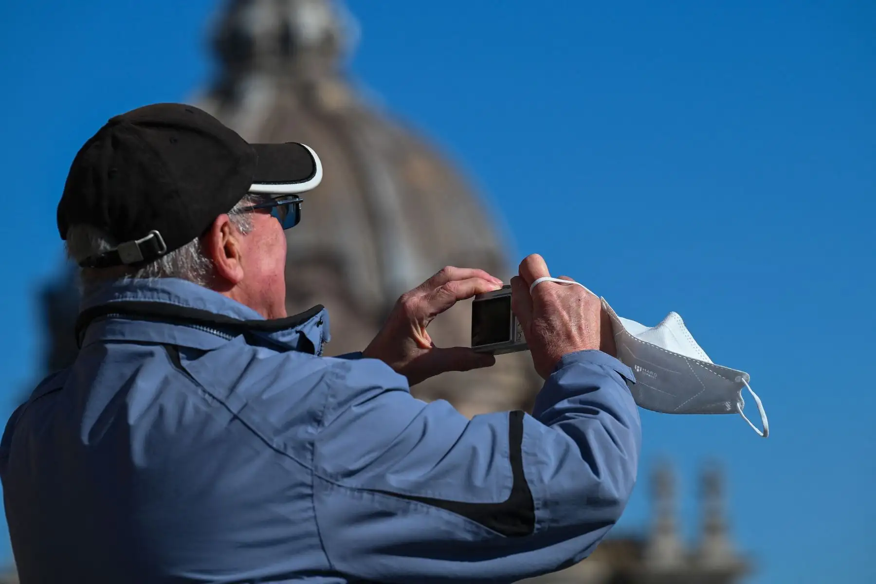 El gobierno italiano eliminó el requisito de usar máscaras al aire libre, después de ver una disminución en el número de casos de Covid-19, lo que sugiere que se ha superado el pico de la ola actual. Foto: AFP