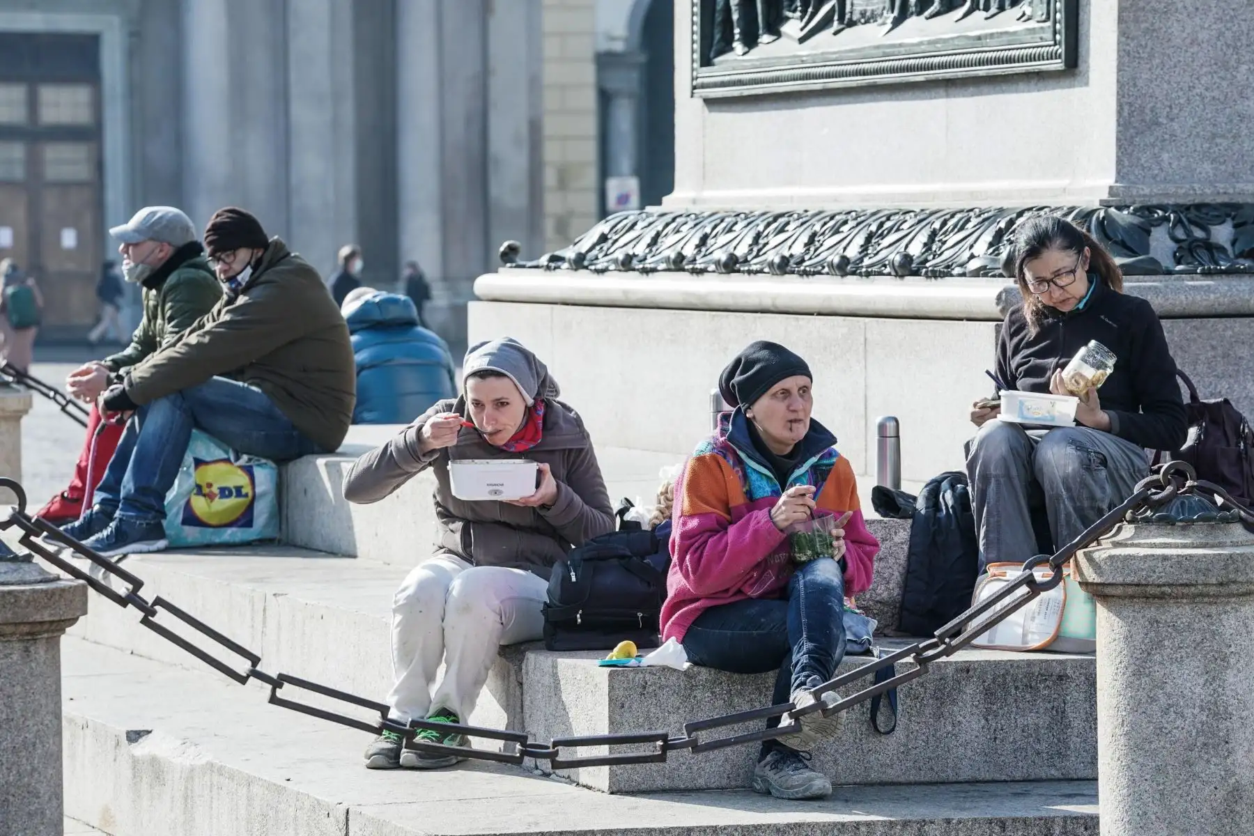 Personas sentadas a los pies de un monumento en Turín.  Italia levantó el mandato de mascarillas al aire libre y reabrió discotecas en todo el territorio nacional con algunas restricciones de Covid-19  Foto: AFP