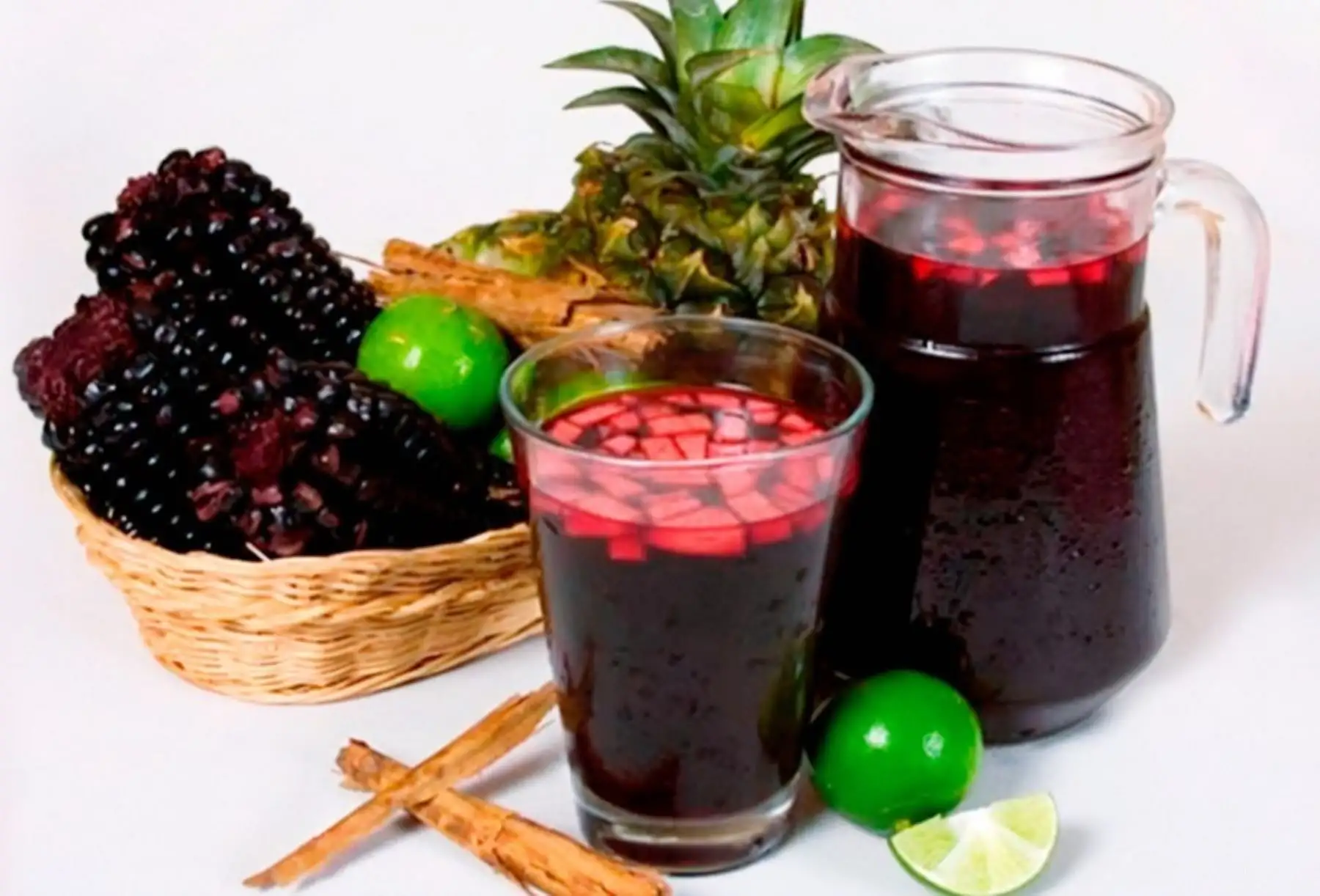 La chicha morada se elabora con esencia de maíz morado, un tipo de maíz llamado culli o ckolli, oriundo del Perú y considerado un superalimento gracias a sus bondades nutricionales y medicinales.