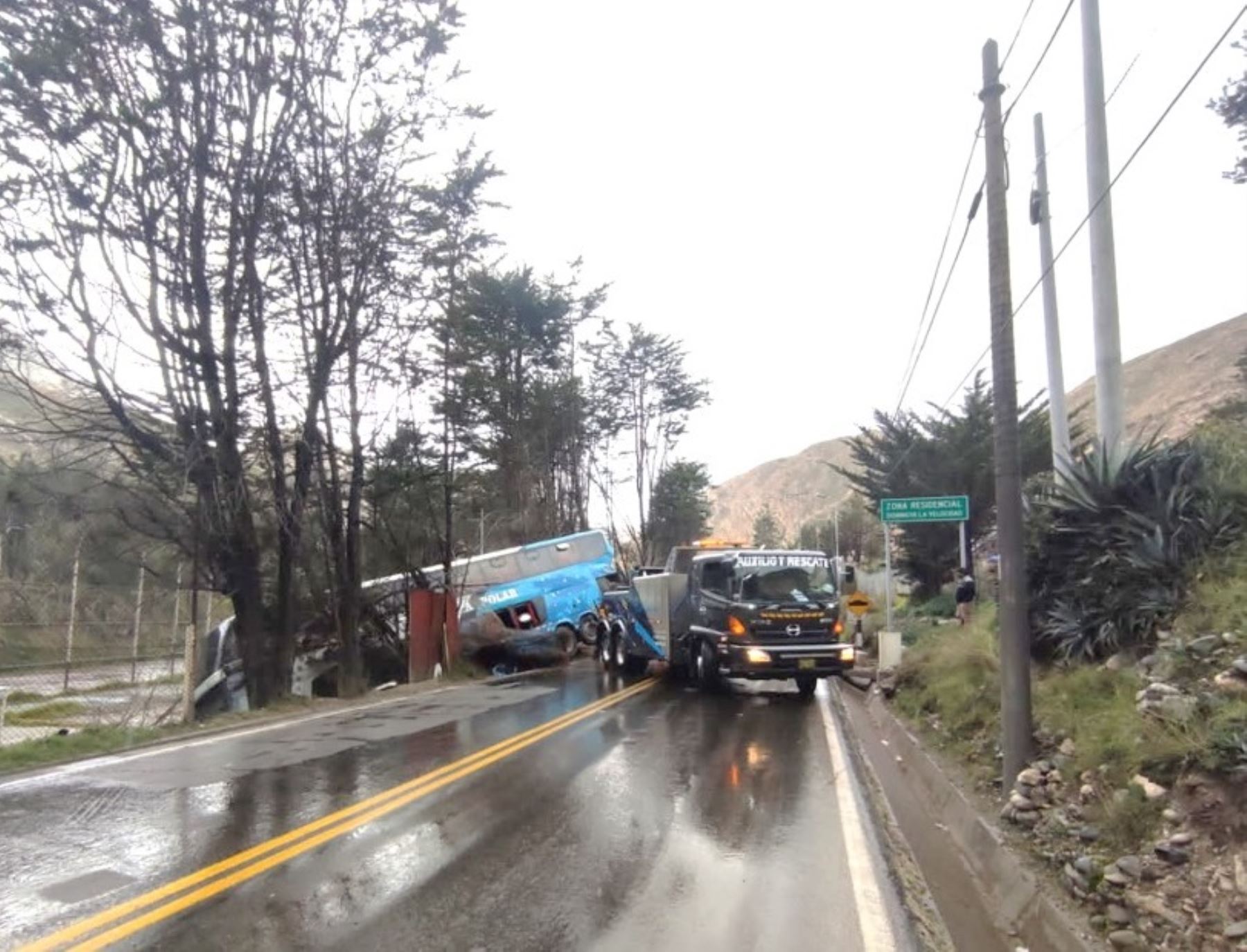 Pasajeros salvan de morir por triple choque registrado esta madrugada en la carretera Central, en el tramo La Oroya-Pasco. El accidente fue protagonizado por dos buses interprovinciales y un camión cisterna. Foto: ANDINA/difusión.