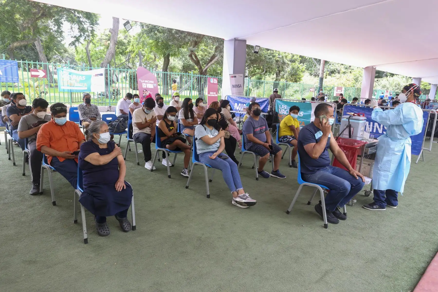 Adultos y niños acompañados de sus padres acuden al centro de vacunación en el Campo de Marte para recibir su dosis de vacuna contra la covid 19. En el último reporte el Ministerio de Salud (Minsa) informó que en Perú el 26.74 % de la población objetivo ya se aplicó la tercera dosis de la vacuna. Foto: ANDINA/Vidal Tarqui