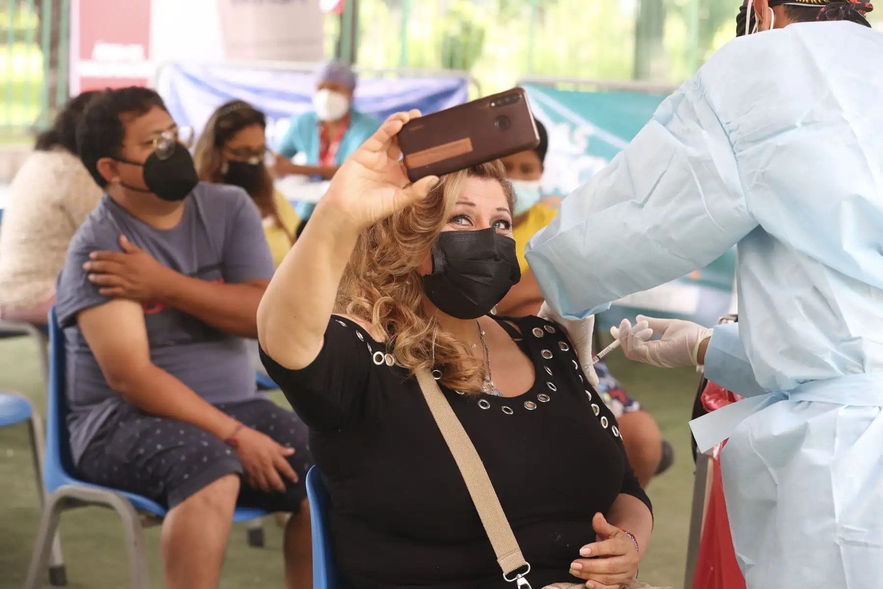 Adultos y niños acompañados de sus padres acuden al centro de vacunación en el Campo de Marte para recibir su dosis de vacuna contra la covid 19. En el último reporte el Ministerio de Salud (Minsa) informó que en Perú el 26.74 % de la población objetivo ya se aplicó la tercera dosis de la vacuna. Foto: ANDINA/Vidal Tarqui