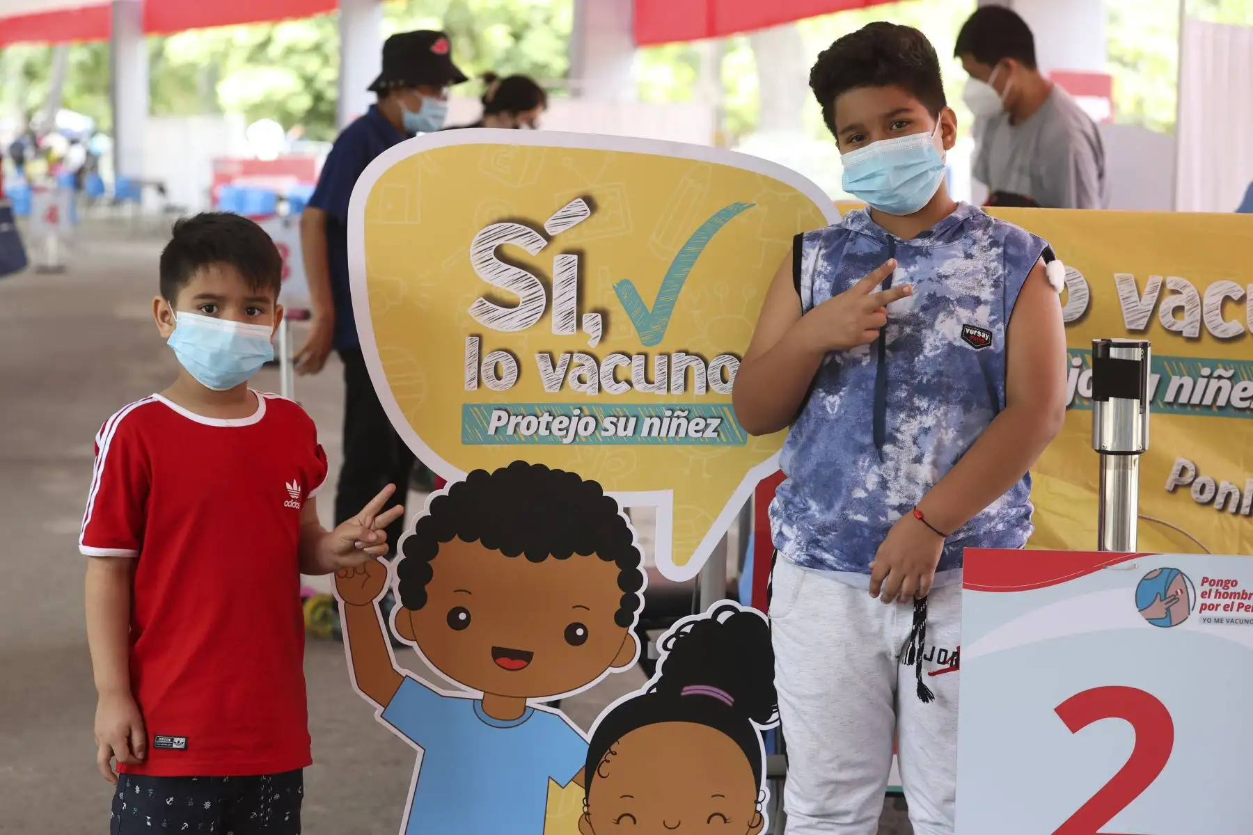 Adultos y niños acompañados de sus padres acuden al centro de vacunación en el Campo de Marte para recibir su dosis de vacuna contra la covid 19. En el último reporte el Ministerio de Salud (Minsa) informó que en Perú el 26.74 % de la población objetivo ya se aplicó la tercera dosis de la vacuna. Foto: ANDINA/Vidal Tarqui