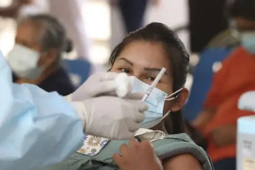 Las autoridades sanitarias implementarán en Arequipa un plan de acción para garantizar el abastecimiento y aplicación de vacunas contra la covid-19, informó Gabriela Jiménez Quinteros, directora ejecutiva de la Dirección de Inmunizaciones del Ministerio de Salud, quien coordina con las autoridades locales las estrategias a desarrollar. ANDINA/Vidal Tarqui