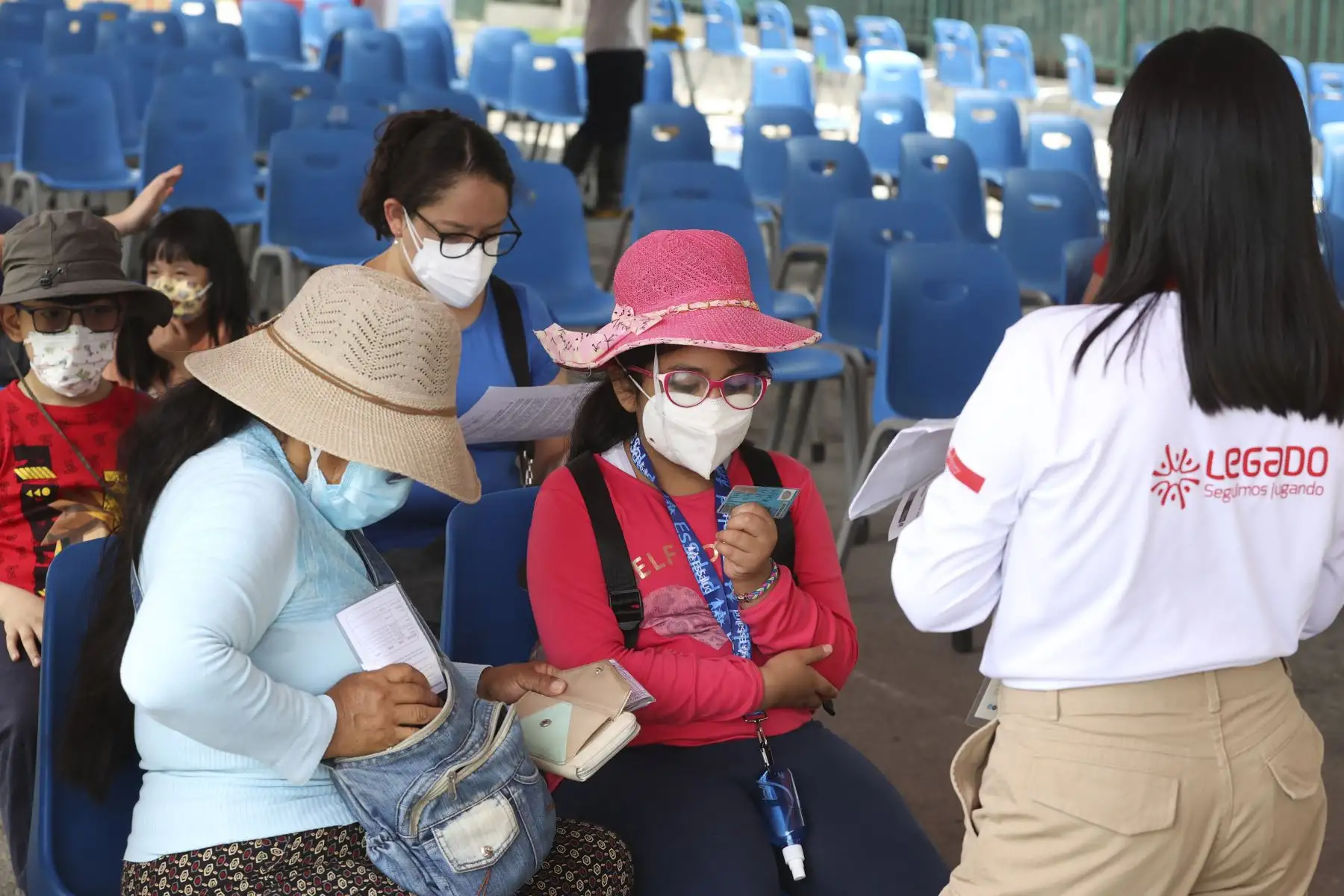 Adultos y niños acompañados de sus padres acuden al centro de vacunación en el Campo de Marte para recibir su dosis de vacuna contra la covid 19. En el último reporte el Ministerio de Salud (Minsa) informó que en Perú el 26.74 % de la población objetivo ya se aplicó la tercera dosis de la vacuna. Foto: ANDINA/Vidal Tarqui