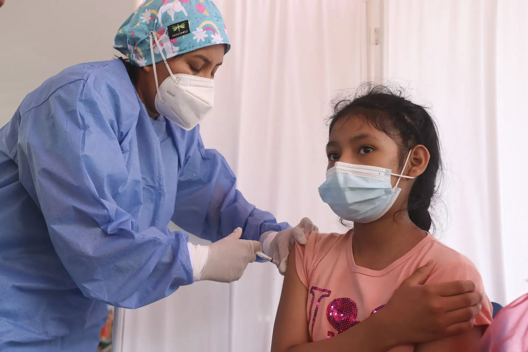 Adultos y niños acompañados de sus padres acuden al centro de vacunación en el Campo de Marte para recibir su dosis de vacuna contra la covid 19. En el último reporte el Ministerio de Salud (Minsa) informó que en Perú el 26.74 % de la población objetivo ya se aplicó la tercera dosis de la vacuna. Foto: ANDINA/Vidal Tarqui