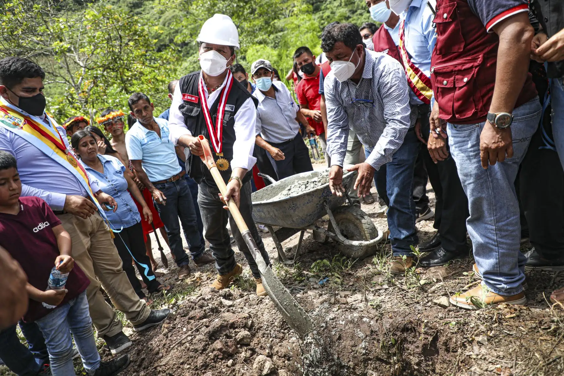 Ministro de Transportes y Comunicaciones, Juan Silva, colocó primera piedra de camino vecinal que beneficiará al distrito de Aramango en Amazonas. Foto: ANDINA/MTC