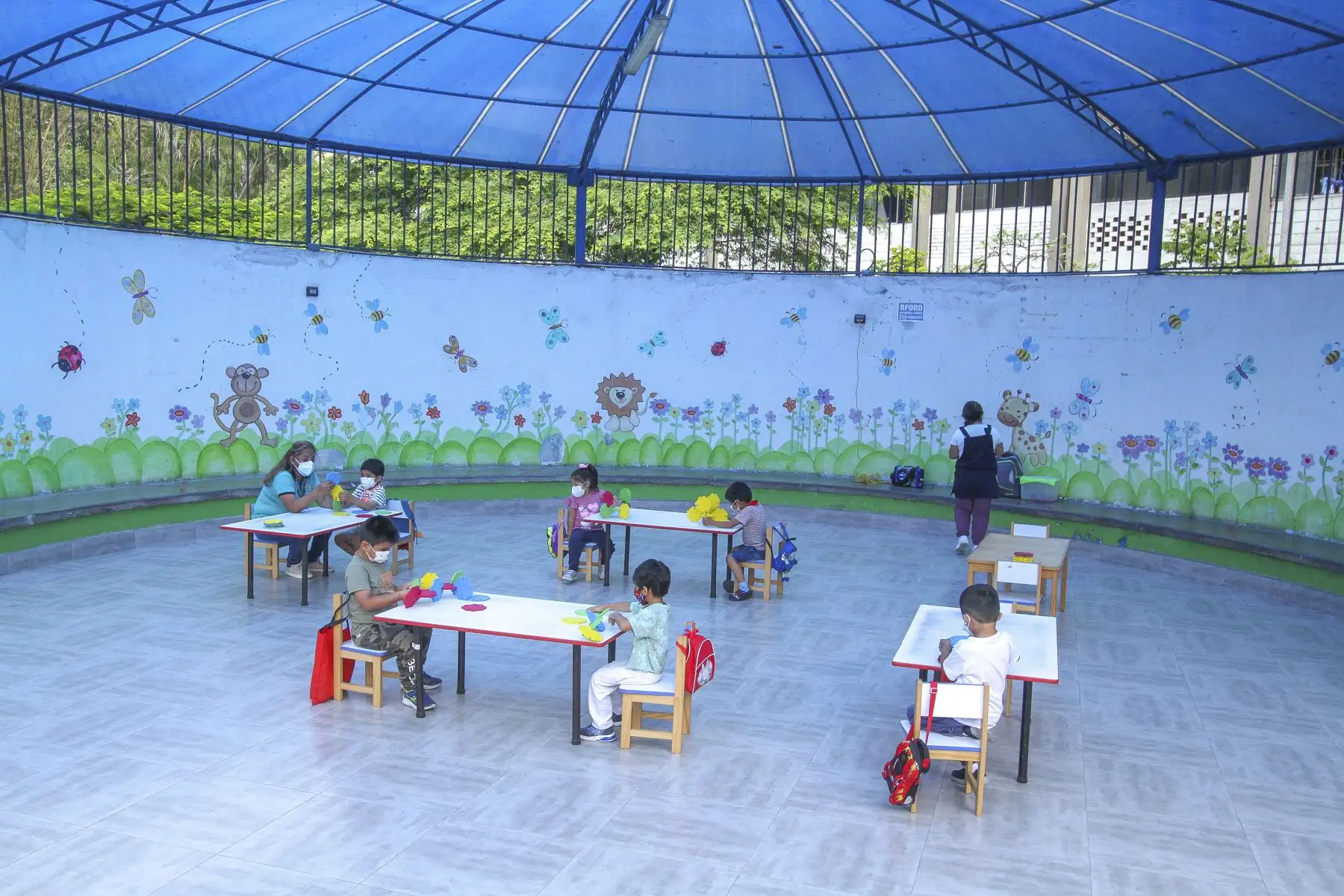 Personal municipal de Jesús María constató cumplimiento de la distancia entre estudiantes. ANDINA/Difusión