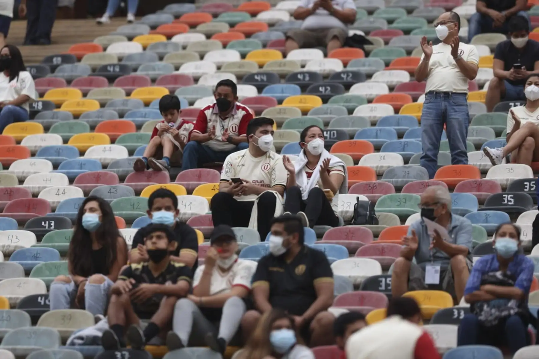 Estadio Monumental abrió sus tribunas al público en el partido entre Universitario y San Martín. Desde este 11 de febrero los hinchas podrán ver los partidos desde las tribunas. Se ha confirmado que el aforo en los estadios para eventos deportivos se incrementó hasta el 70 % en las provincias en nivel de alerta alto por la pandemia de covid-19.  Foto: ANDINA/Jhonel Rodriguez
