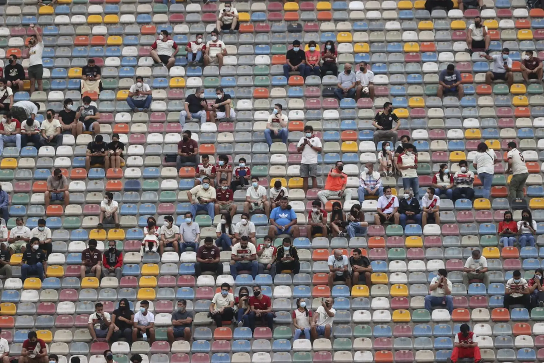Estadio Monumental abrió sus tribunas al público en el partido entre Universitario y San Martín. Desde este 11 de febrero los hinchas podrán ver los partidos desde las tribunas. Se ha confirmado que el aforo en los estadios para eventos deportivos se incrementó hasta el 70 % en las provincias en nivel de alerta alto por la pandemia de covid-19.  Foto: ANDINA/Jhonel Rodriguez