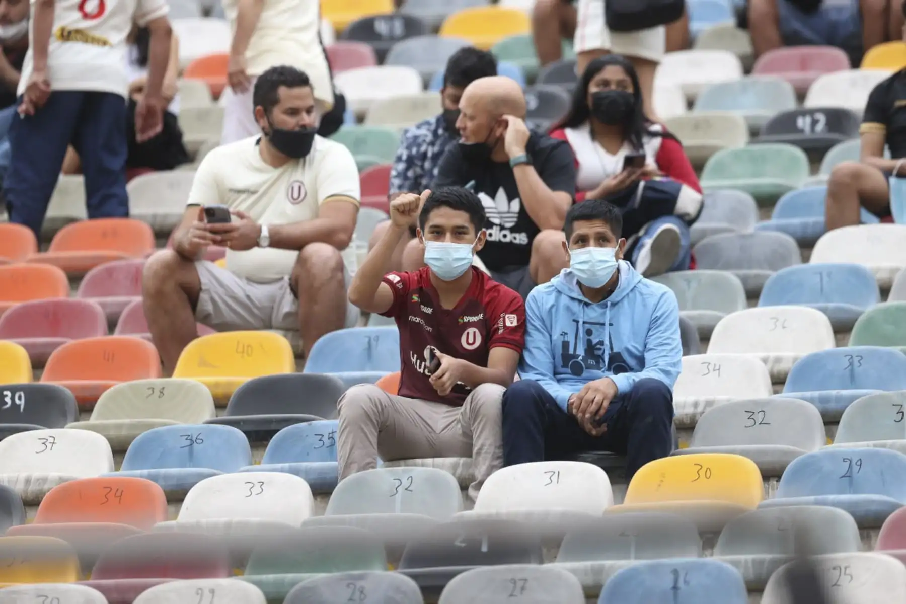 Estadio Monumental abrió sus tribunas al público en el partido entre Universitario y San Martín. Desde este 11 de febrero los hinchas podrán ver los partidos desde las tribunas. Se ha confirmado que el aforo en los estadios para eventos deportivos se incrementó hasta el 70 % en las provincias en nivel de alerta alto por la pandemia de covid-19.  Foto: ANDINA/Jhonel Rodriguez