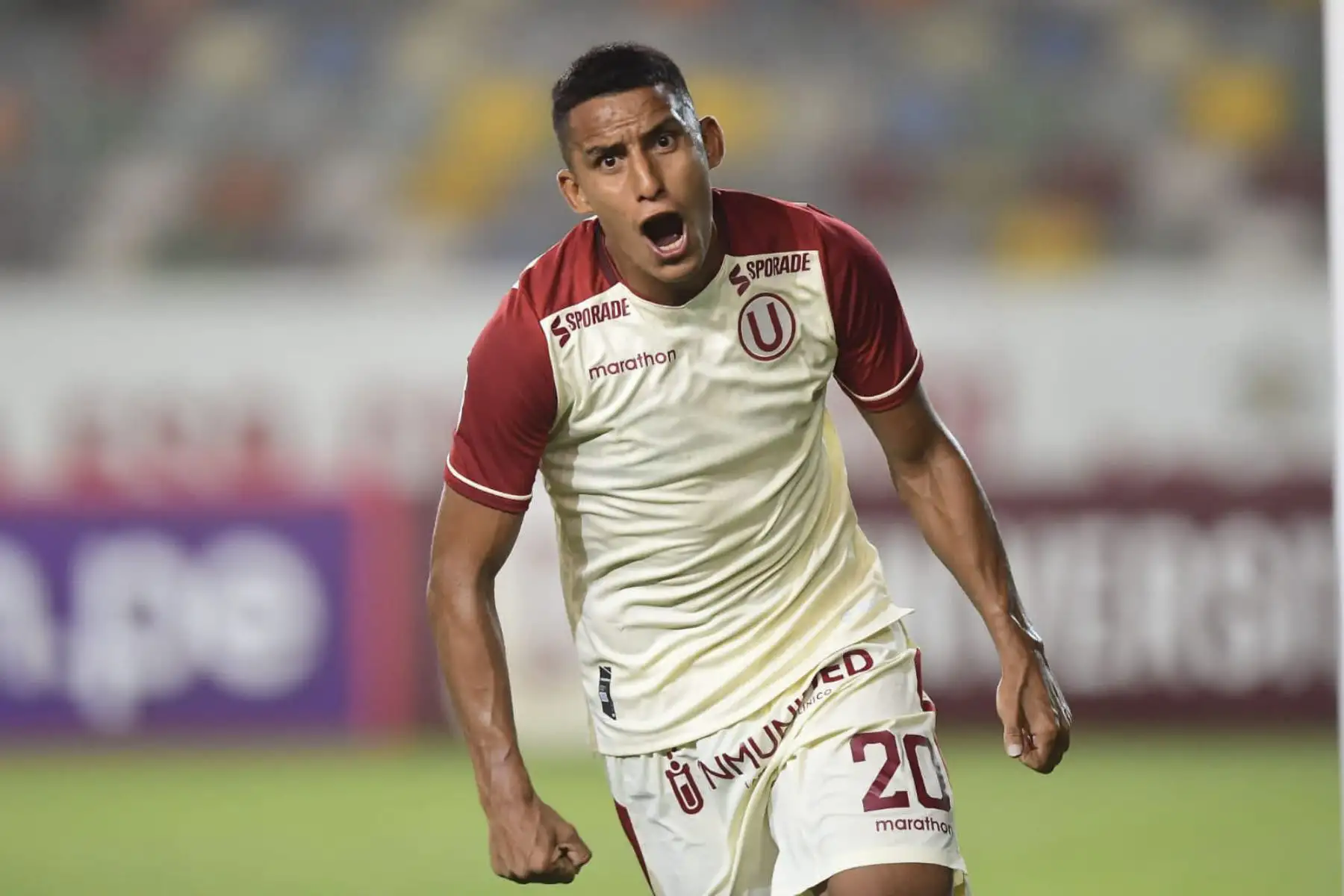 Alex Valera celebra la anotación de gol en un partido entre Universitario de Deportes y San Martín. Los cremas vencen 3 a 0 en el segundo tiempo del partido que se juega esta noche en el estadio Monumental de Ate, por la segunda fecha de la Liga 1. Foto: Liga 1