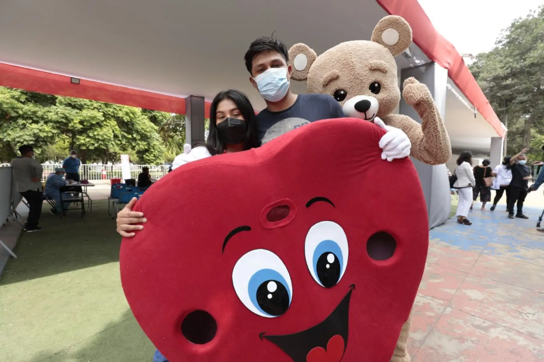 Las parejas podrán acudir a los centros de vacunación, tomarse una fotografía y publicarla en redes sociales acompañando el hashtag #FlechazoDeLaVacunación. Foto: difusión.