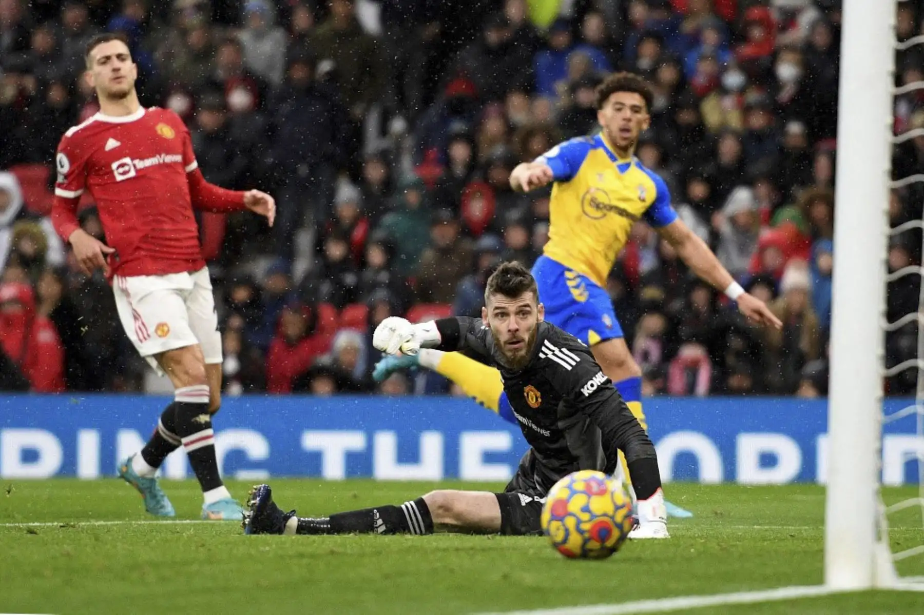 El centrocampista inglés de Southampton, Che Adams, anota el gol del empate más allá del portero español del Manchester United, David de Gea, durante el partido de fútbol de la Premier League inglesa entre el Manchester United y el Southampton en Old Trafford en Manchester, noroeste de Inglaterra, el 12 de febrero de 2022. Foto: AFP