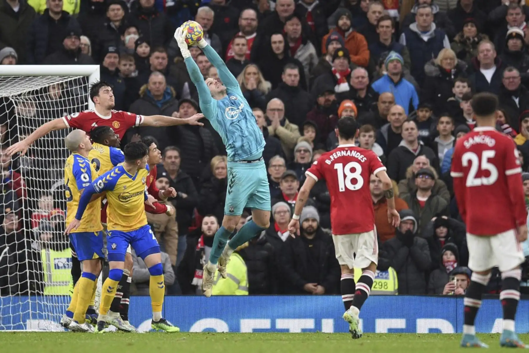 El portero inglés de Southampton, Fraser Forster, salta para hacer una atajada durante el partido de fútbol de la Premier League inglesa entre Manchester United y Southampton en Old Trafford en Manchester, noroeste de Inglaterra, el 12 de febrero de 2022. Foto: AFP