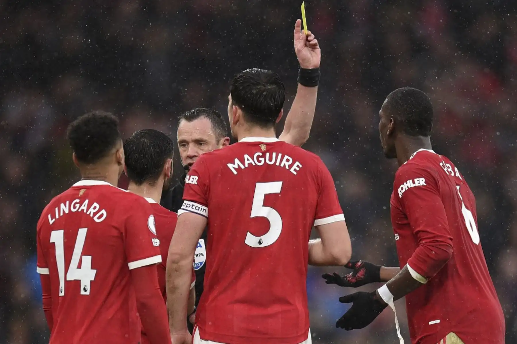 El árbitro Stuart Attwell muestra una tarjeta amarilla al centrocampista francés del Manchester United Paul Pogba (R) durante el partido de fútbol de la Premier League inglesa entre el Manchester United y el Southampton en Old Trafford en Manchester, noroeste de Inglaterra, el 12 de febrero de 2022. Foto: AFP