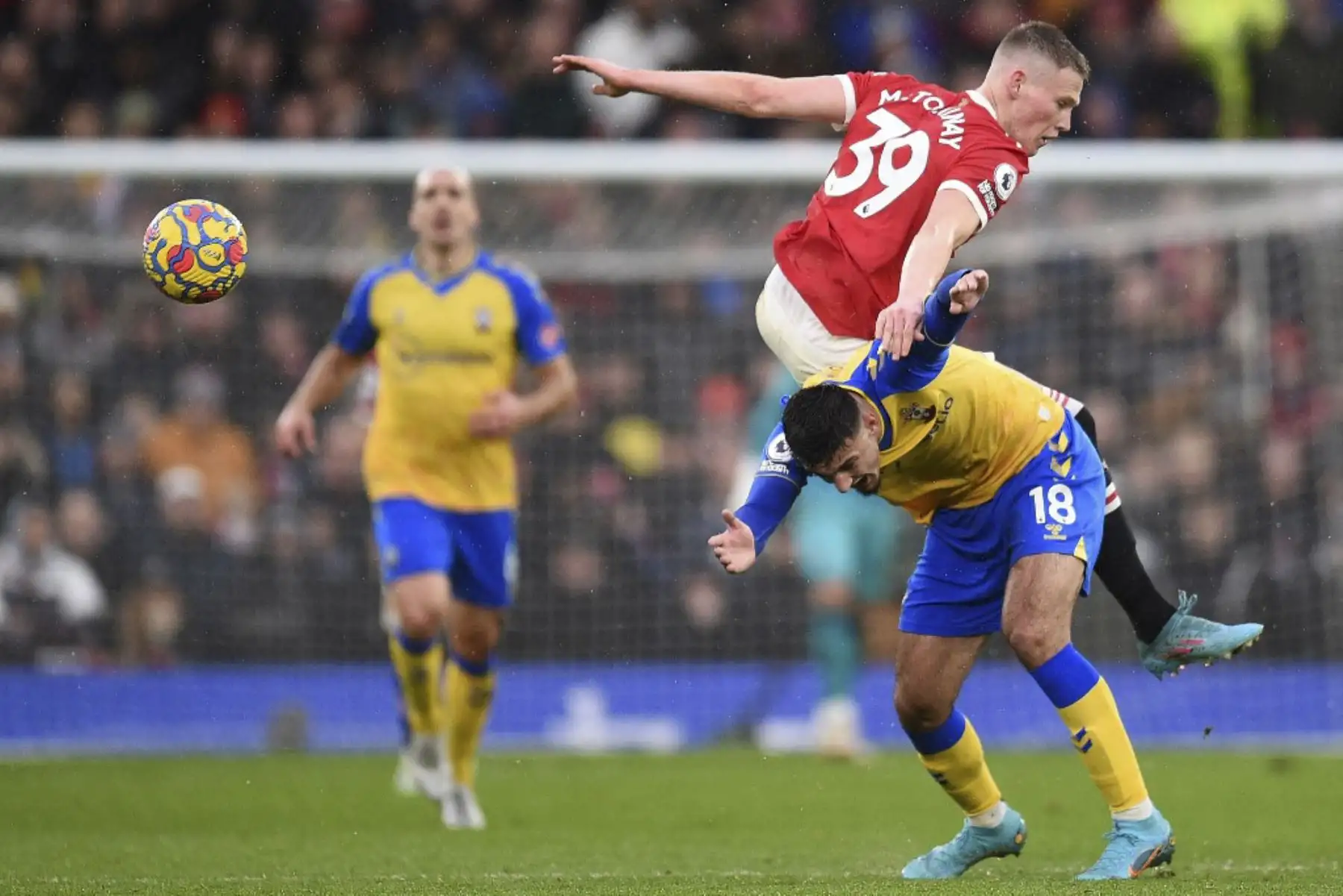 El centrocampista portugués del Manchester United, Bruno Fernandes, compite con el centrocampista escocés del Southampton, Stuart Armstrong, durante el partido de fútbol de la Premier League inglesa entre el Manchester United y el Southampton en Old Trafford en Manchester, al noroeste de Inglaterra. Foto: AFP
