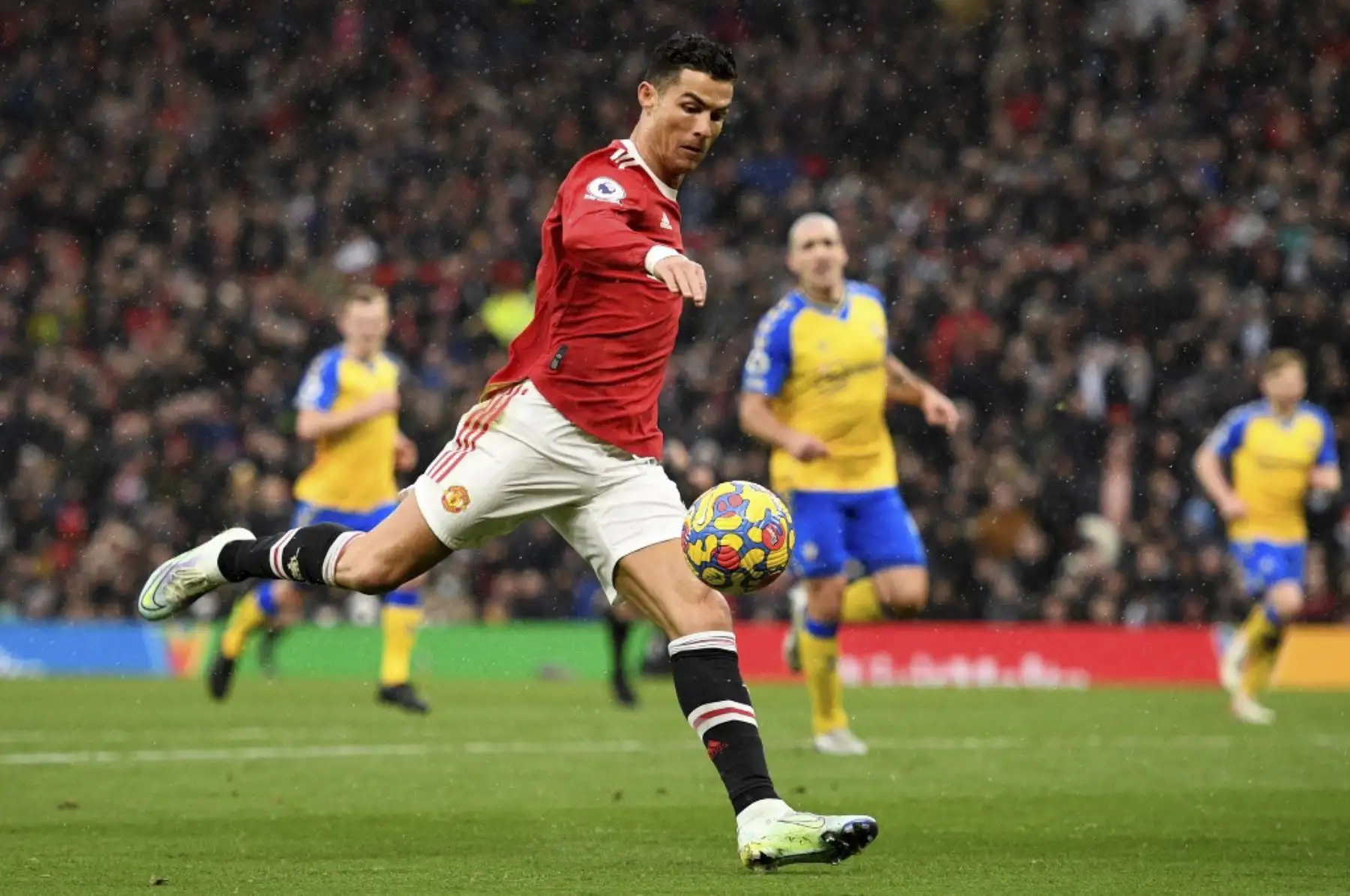 El delantero portugués del Manchester United, Cristiano Ronaldo, dispara pero no logra anotar durante el partido de fútbol de la Premier League inglesa entre el Manchester United y el Southampton en Old Trafford en Manchester, noroeste de Inglaterra, el 12 de febrero de 2022. Foto: AFP