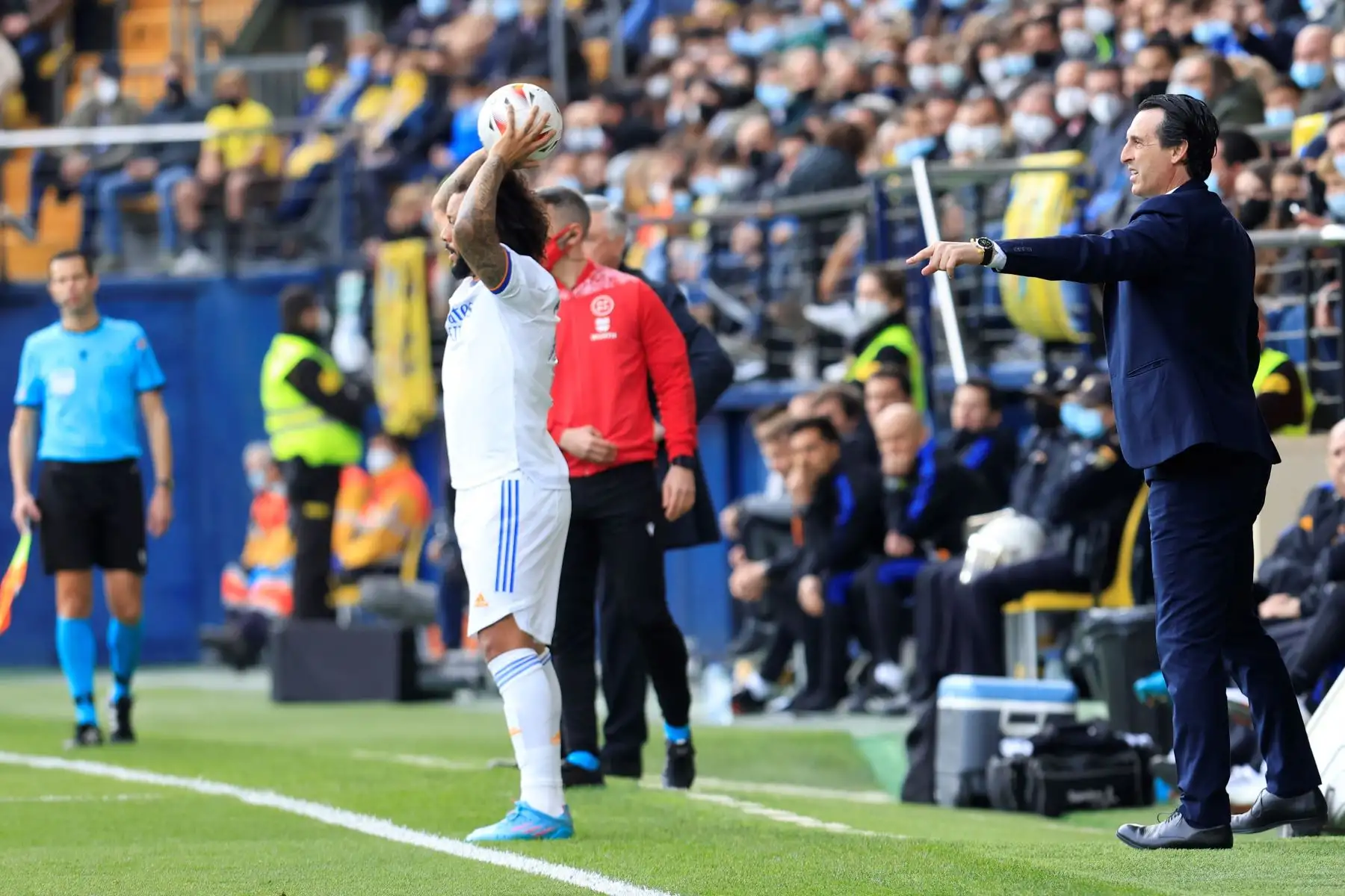 El entrenador del Villarreal Unai Emery, durante el partido de la jornada 24 de La Liga Santander hoy sábado en el Estadio de la Cerámica.- EFE / Domenech Castelló