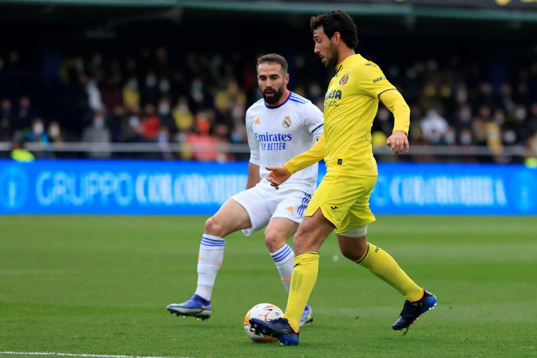El defensa del Real Madrid Daniel Carvajal y el defensa del Villarreal Raúl Albiol, durante el partido de la jornada 24 de La Liga Santander hoy sábado en el Estadio de la Cerámica.- EFE / Domenech Castelló