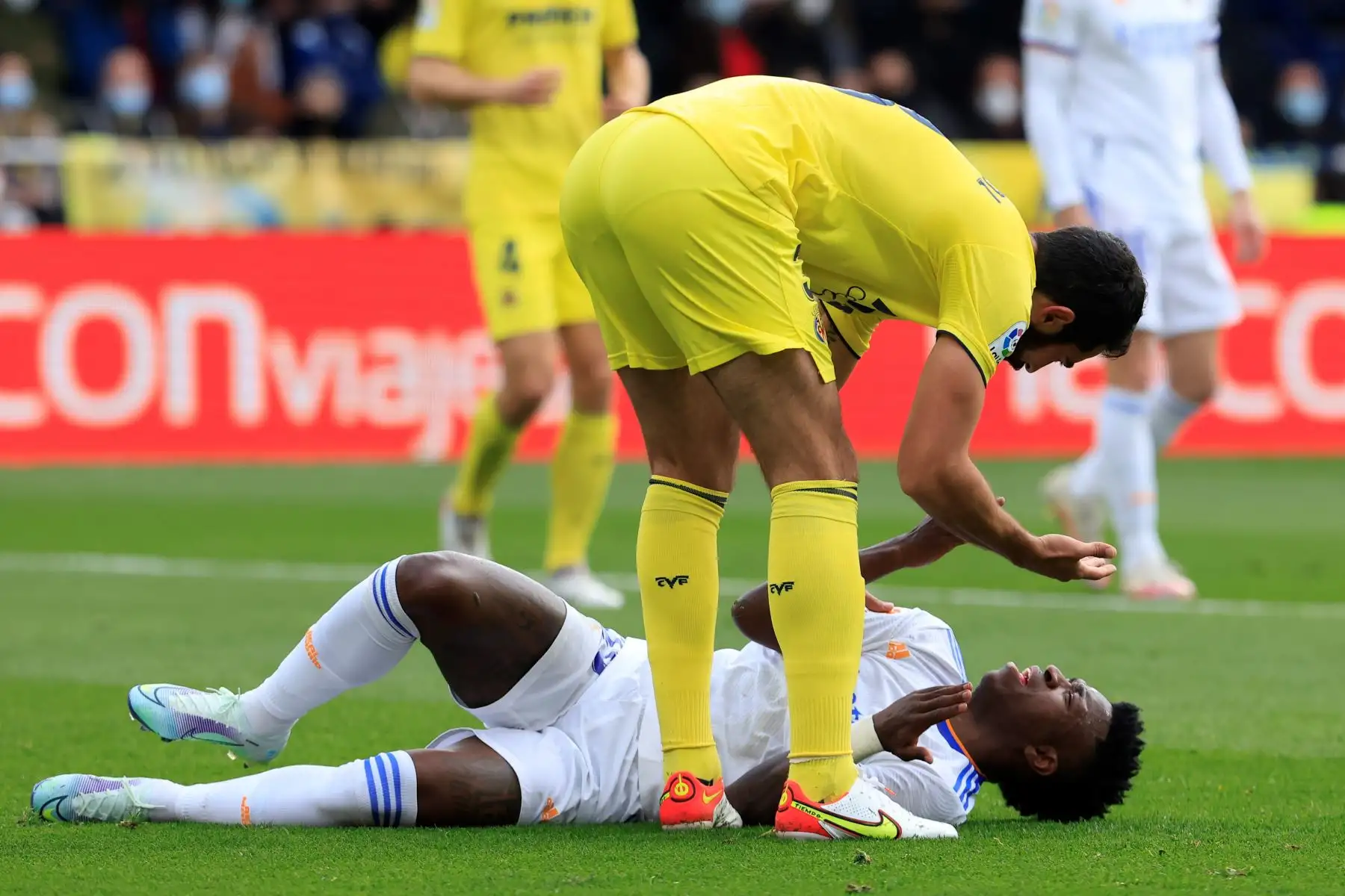 El delantero del Real Madrid Vinicius Jr, y el defensa del Villarreal Raúl Albiol, durante el partido de la jornada 24 de La Liga Santander hoy sábado en el Estadio de la Cerámica.- EFE / Domenech Castelló