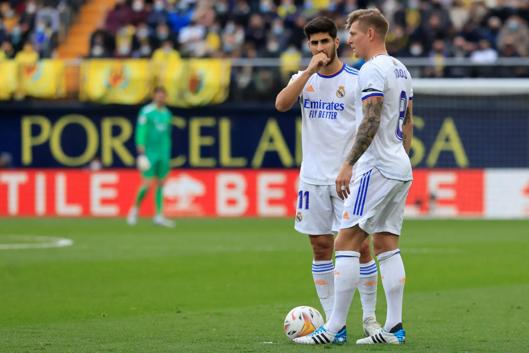 El centrocampista del Real Madrid Toni Kroos y el delantero Marco Asensio, durante el partido de la jornada 24 de La Liga Santander hoy sábado en el Estadio de la Cerámica.- EFE / Domenech Castelló
