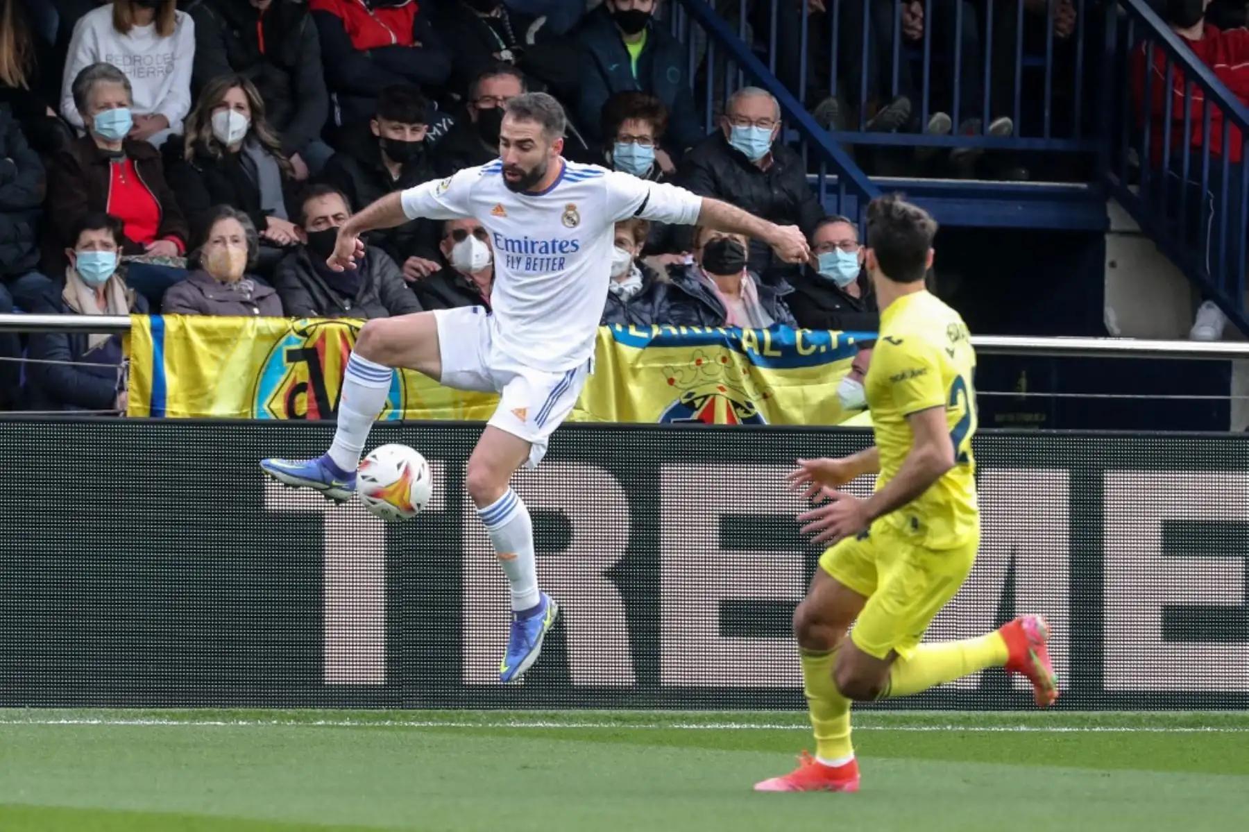El defensa español del Real Madrid, Dani Carvajal, controla el balón durante el partido de fútbol de la liga española entre el Villarreal CF y el Real Madrid CF en el estadio La Ceramica de Vila-real el 12 de febrero de 2022. Foto: AFP