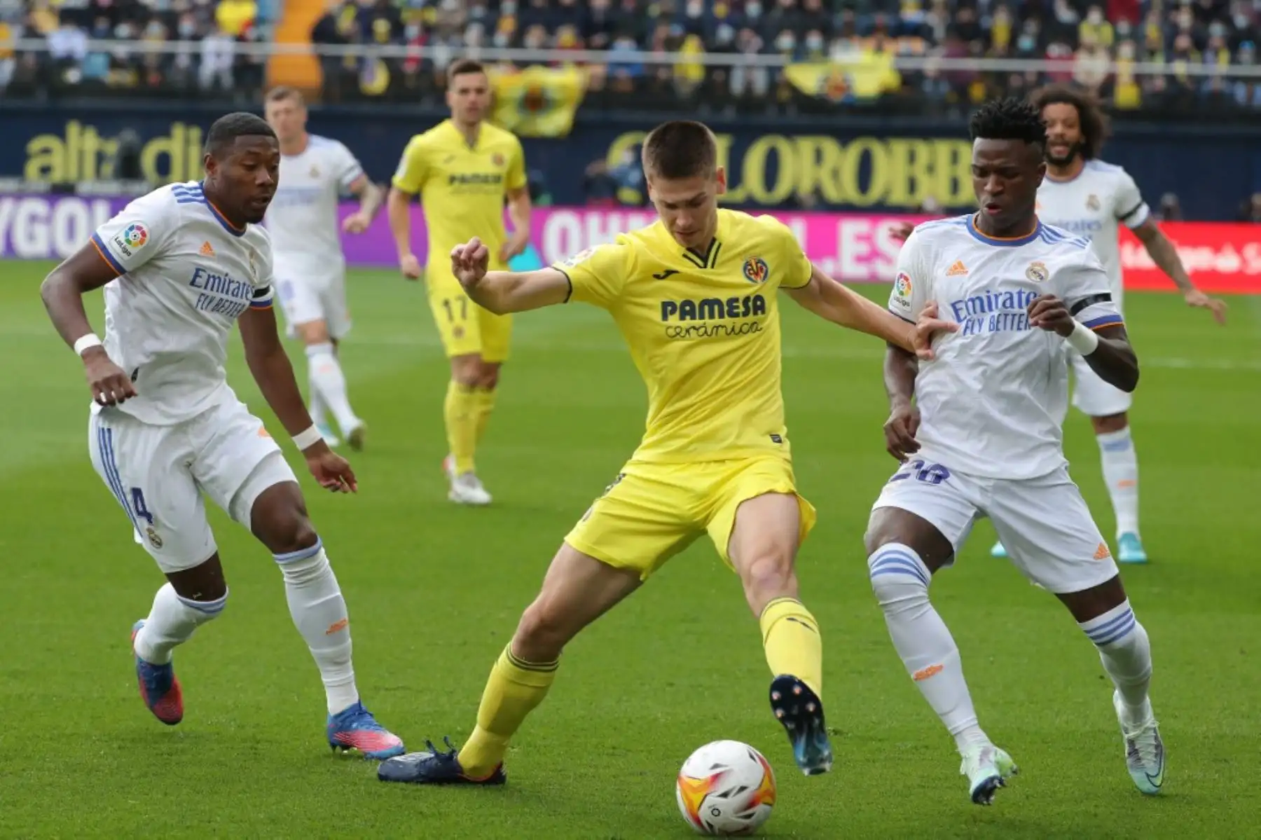 El defensa argentino del Villarreal, Juan Foyth, compite con el defensor austriaco del Real Madrid David Alaba y el delantero brasileño del Real Madrid Vinicius Junior durante el partido de fútbol de la liga española entre el Villarreal CF y el Real Madrid CF en el estadio La Ceramica en Vila-real el 12 de febrero de 2022. Foto: AFP