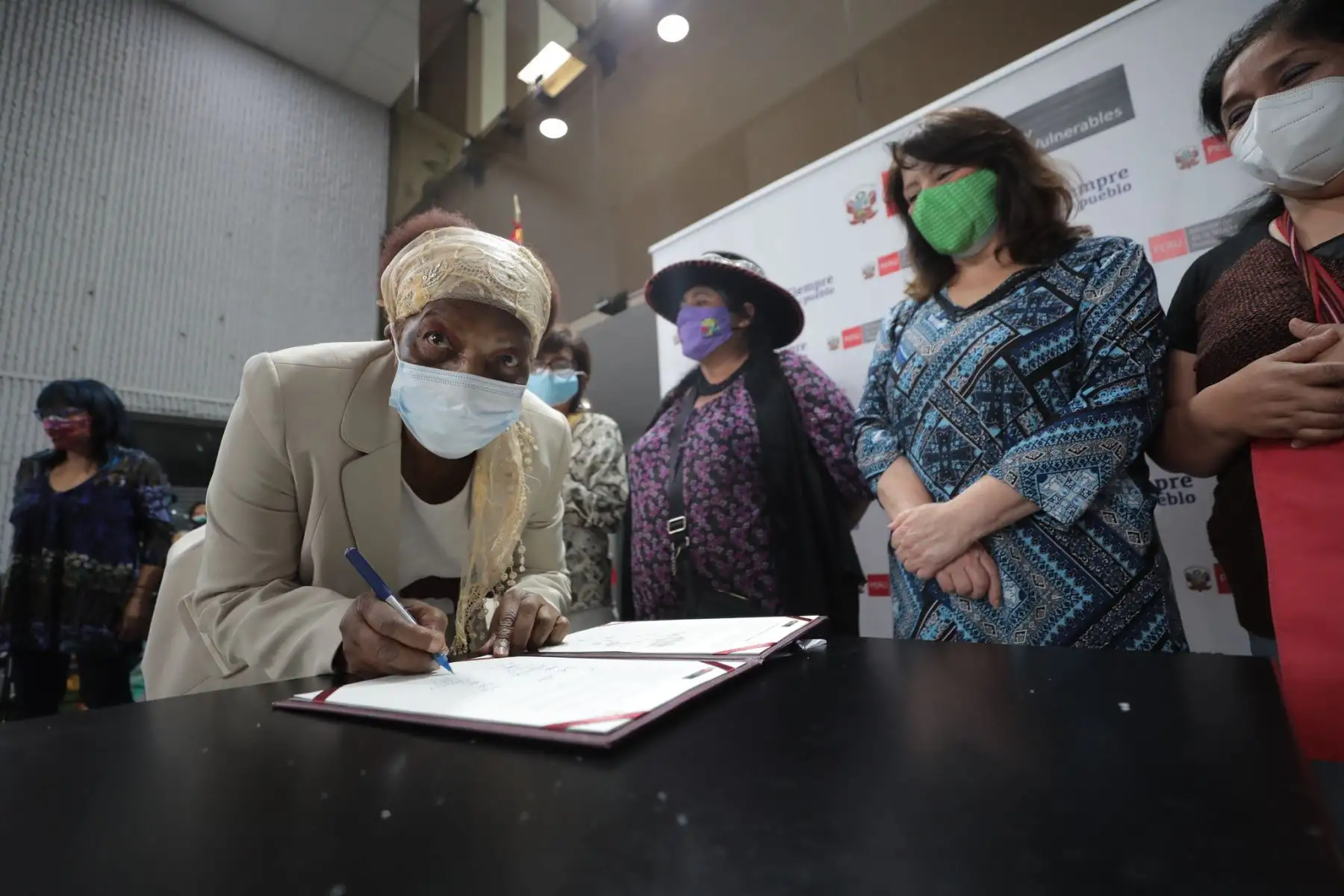 A través de una simbólica y emotiva ceremonia de pago a la tierra, con la presencia y respaldo de representantes e integrantes de diversas organizaciones de base de mujeres, organizaciones sociales, colectivos feministas y políticas, se brindó un cálido recibimiento a la ministra de la Mujer y Poblaciones Vulnerables, Diana Miloslavich Túpac, siendo reconocida públicamente como una compañera de lucha por los derechos de las mujeres. Foto: MIMP