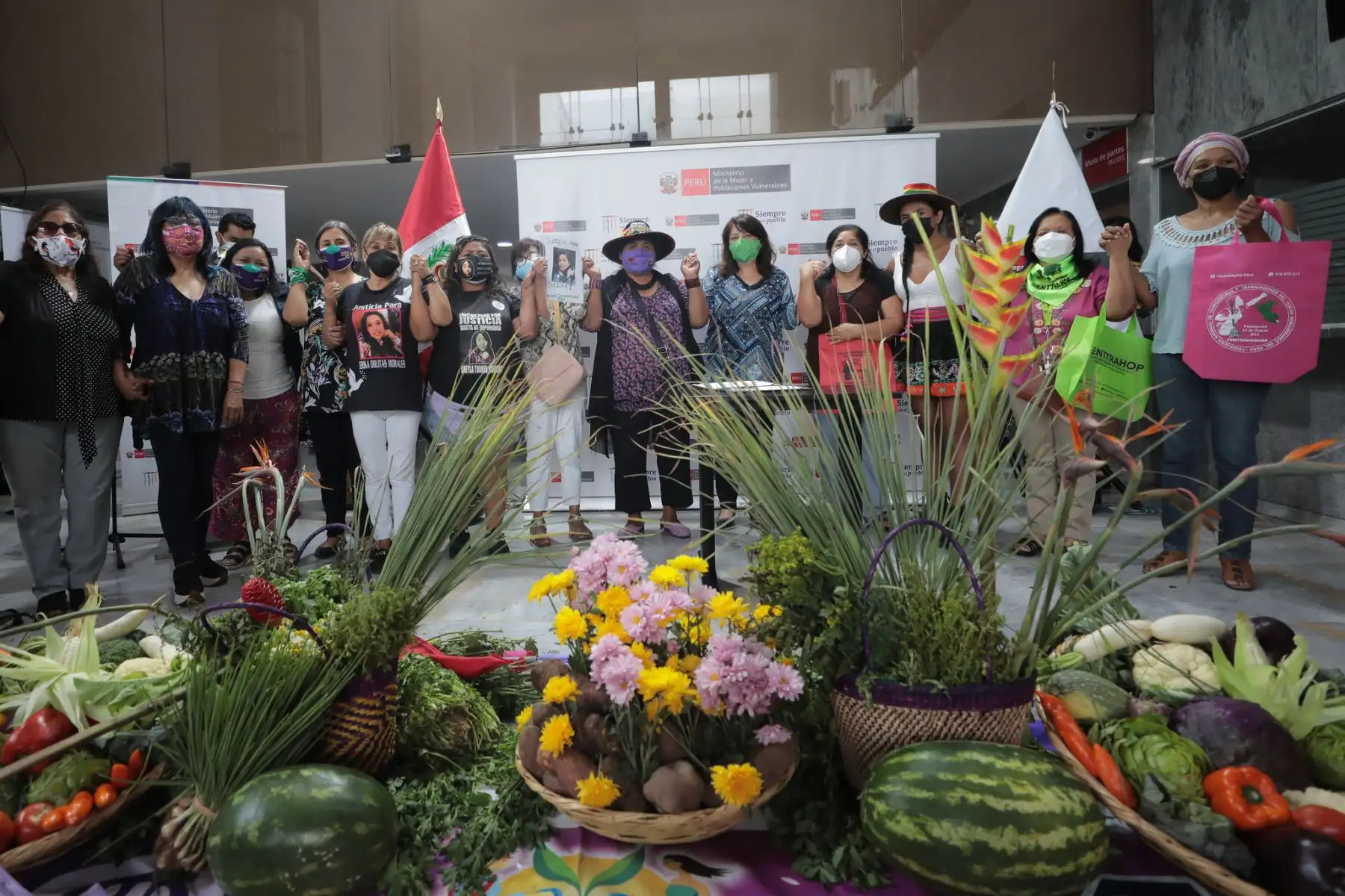 A través de una simbólica y emotiva ceremonia de pago a la tierra, con la presencia y respaldo de representantes e integrantes de diversas organizaciones de base de mujeres, organizaciones sociales, colectivos feministas y políticas, se brindó un cálido recibimiento a la ministra de la Mujer y Poblaciones Vulnerables, Diana Miloslavich Túpac, siendo reconocida públicamente como una compañera de lucha por los derechos de las mujeres. Foto: MIMP