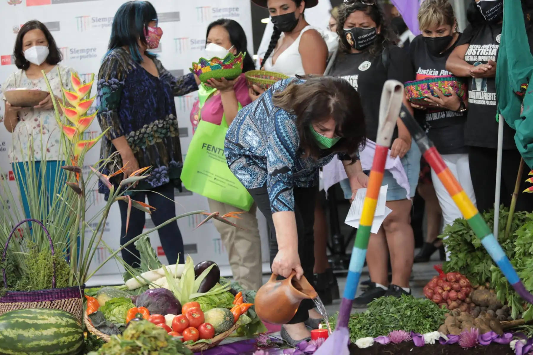 A través de una simbólica y emotiva ceremonia de pago a la tierra, con la presencia y respaldo de representantes e integrantes de diversas organizaciones de base de mujeres, organizaciones sociales, colectivos feministas y políticas, se brindó un cálido recibimiento a la ministra de la Mujer y Poblaciones Vulnerables, Diana Miloslavich Túpac, siendo reconocida públicamente como una compañera de lucha por los derechos de las mujeres. Foto: MIMP