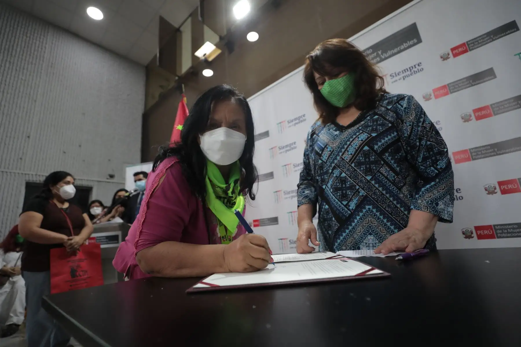 La ceremonia se realizó en las instalaciones del MIMP. Estuvieron presentes también las viceministras de la Mujer, María Pía Molero; de Poblaciones Vulnerables, Lina Arenas; las ex ministras Anahí Durand y Anel Townsend; y reconocidas lideresas como Delia Zamudio, Lourdes Huanca y Luz Medina.   Foto: MIMP