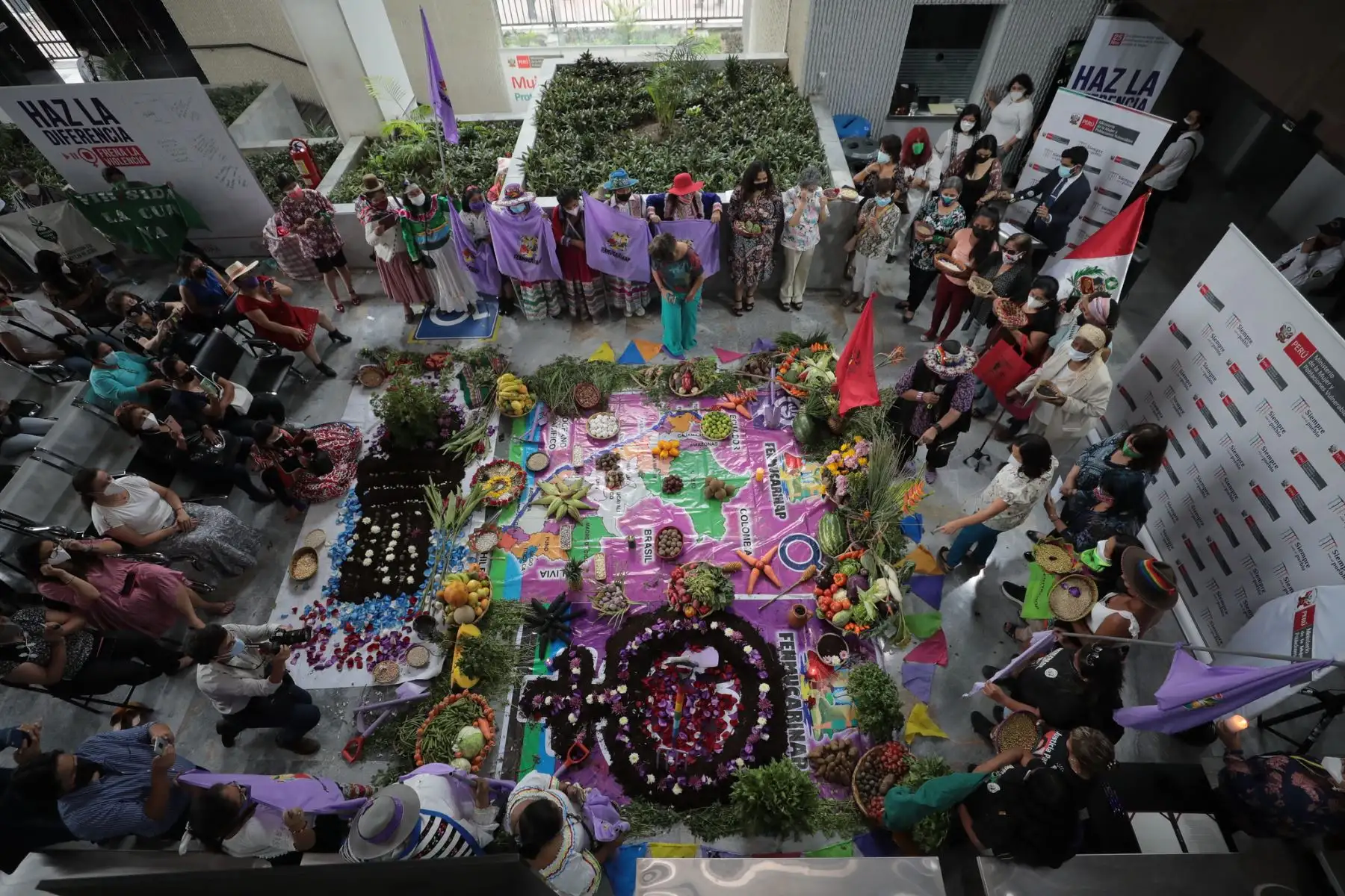 A través de una simbólica y emotiva ceremonia de pago a la tierra, con la presencia y respaldo de representantes e integrantes de diversas organizaciones de base de mujeres, organizaciones sociales, colectivos feministas y políticas, se brindó un cálido recibimiento a la ministra de la Mujer y Poblaciones Vulnerables, Diana Miloslavich Túpac, siendo reconocida públicamente como una compañera de lucha por los derechos de las mujeres. Foto: MIMP