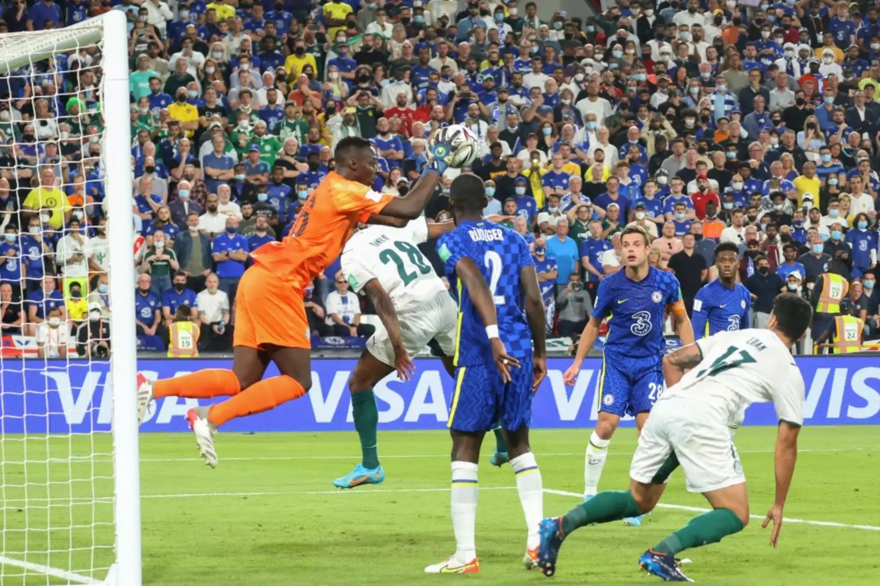 El portero del Chelsea, Edouard Mendy (L), asegura el balón durante el partido de fútbol final de la Copa Mundial de Clubes de la FIFA 2021 entre el Palmeiras de Brasil y el Chelsea de Inglaterra en el estadio Mohammed Bin Zayed en Abu Dhabi, el 12 de febrero de 2022. Foto: AFP