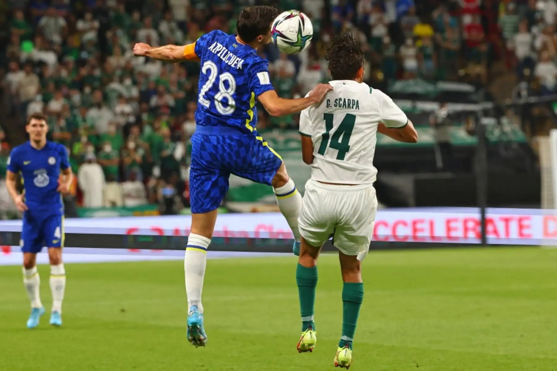 El defensor del Chelsea César Azpilicueta (L) encabeza el balón más allá del mediocampista del Palmeiras Gustavo Scarpa durante el partido de fútbol final de la Copa Mundial de Clubes de la FIFA 2021 entre el Palmeiras de Brasil y el Chelsea de Inglaterra en el estadio Mohammed Bin Zayed en Abu Dhabi, el 12 de febrero de 2022. Foto: AFP