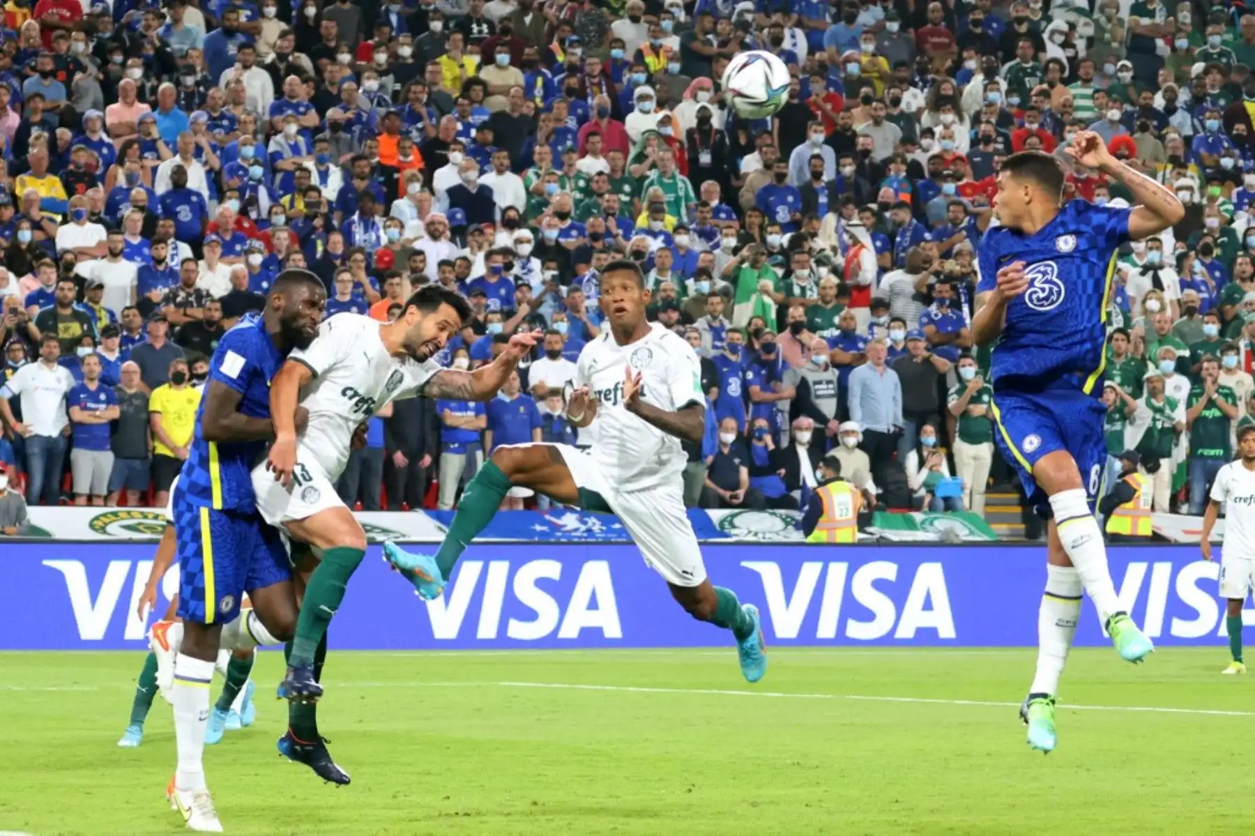 El defensor del Palmeiras, Luan, encabeza el balón durante el partido de fútbol final de la Copa Mundial de Clubes de la FIFA 2021 entre el Palmeiras de Brasil y el Chelsea de Inglaterra en el estadio Mohammed Bin Zayed en Abu Dhabi, el 12 de febrero de 2022. Foto: AFP