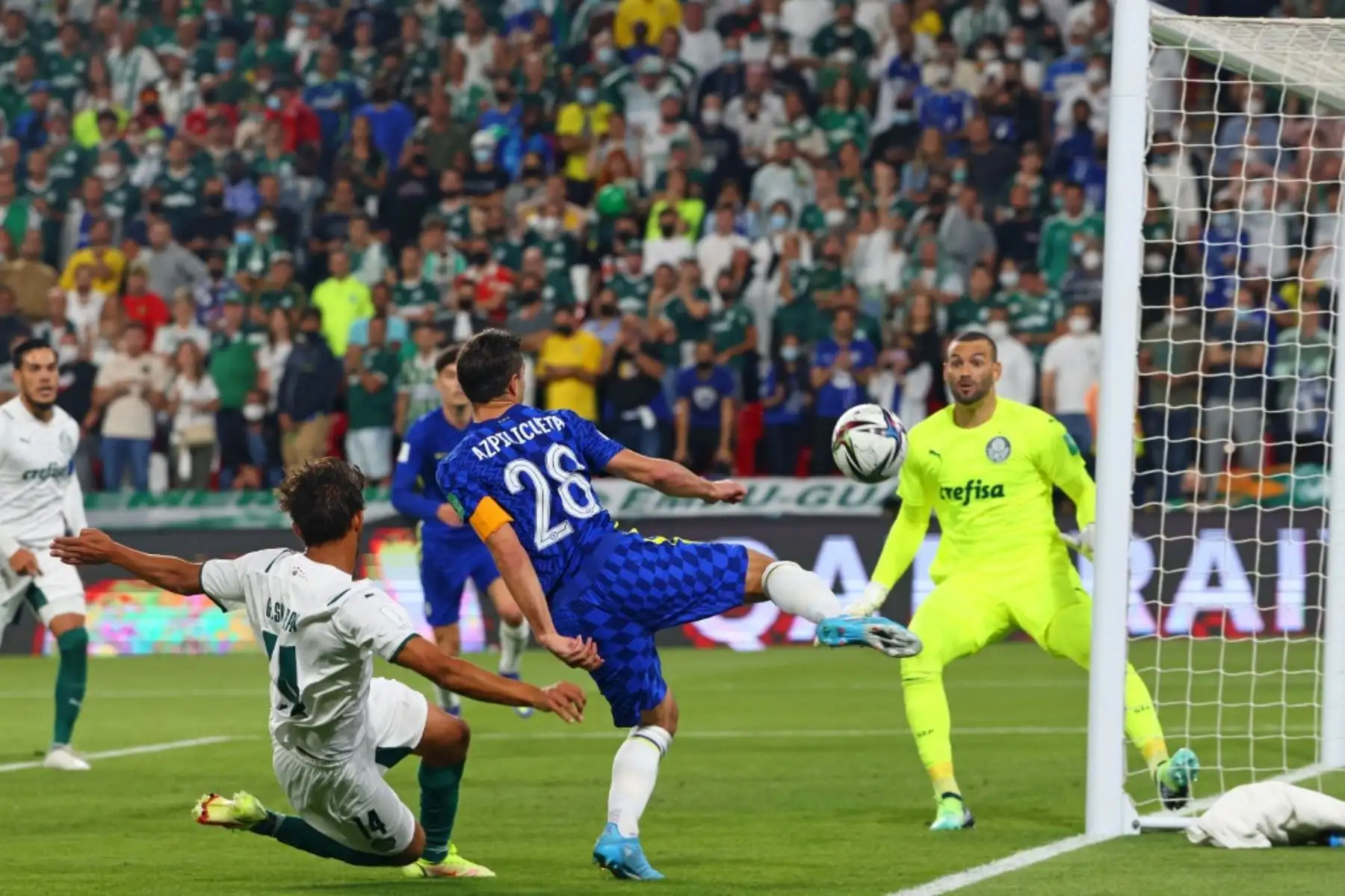 El defensor del Chelsea César Azpilicueta compite por el balón durante el partido de fútbol final de la Copa Mundial de Clubes de la FIFA 2021 entre el Palmeiras de Brasil y el Chelsea de Inglaterra en el estadio Mohammed Bin Zayed en Abu Dhabi, el 12 de febrero de 2022. Foto: AFP