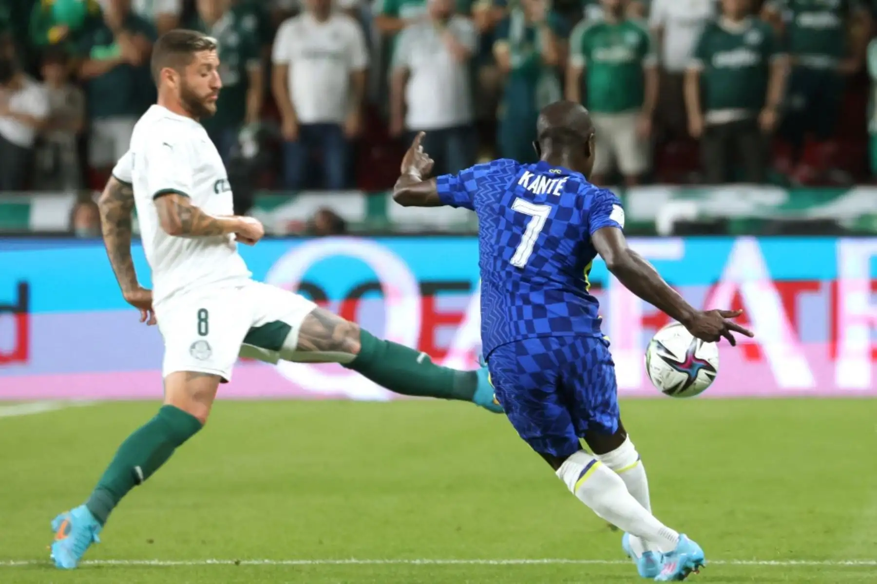 El mediocampista del Palmeiras Ze Rafael compite por el balón con el mediocampista del Chelsea N