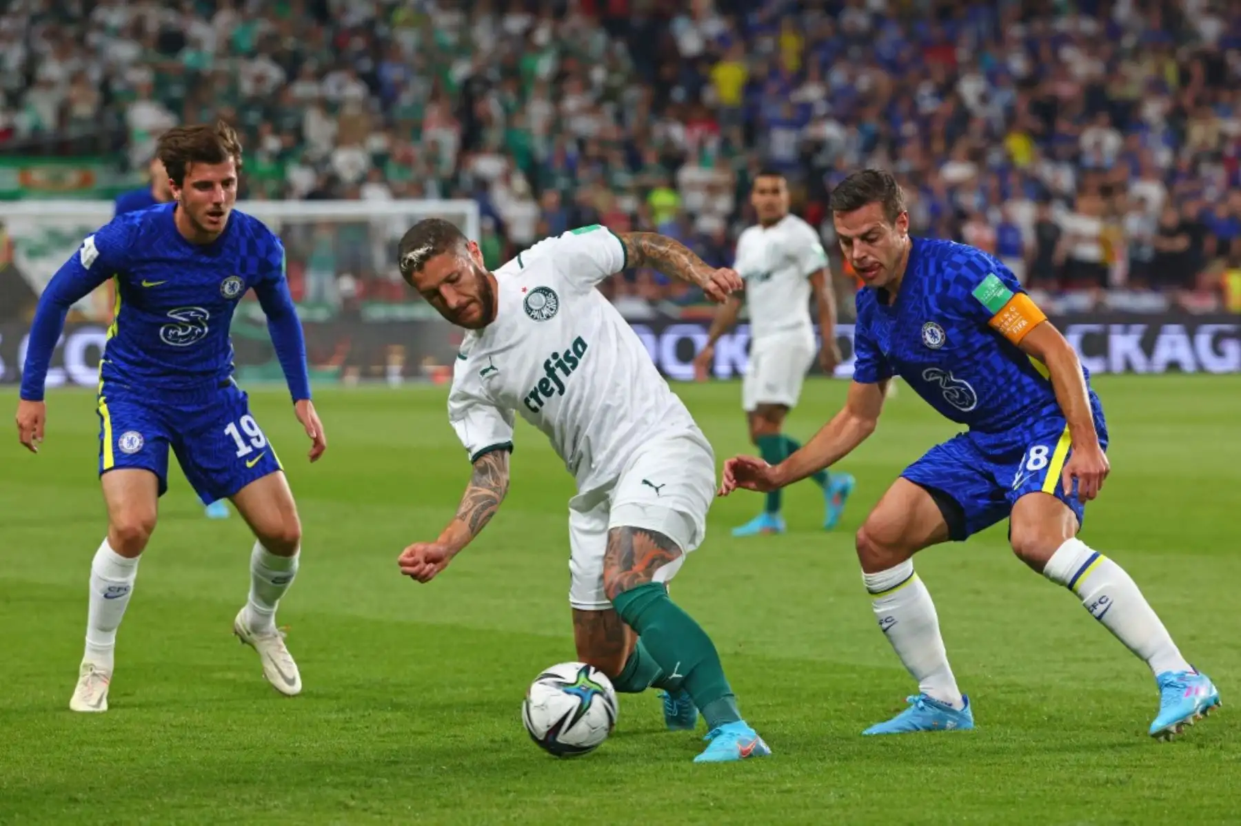 El mediocampista del Palmeiras Ze Rafael compite por el balón El mediocampista del Chelsea Mason Mount y el defensor del Chelsea César Azpilicueta durante el partido de fútbol final de la Copa Mundial de Clubes de la FIFA 2021 entre el Palmeiras de Brasil y el Chelsea de Inglaterra en el estadio Mohammed Bin Zayed en Abu Dhabi, el 12 de febrero de 2022. Foto: AFP
