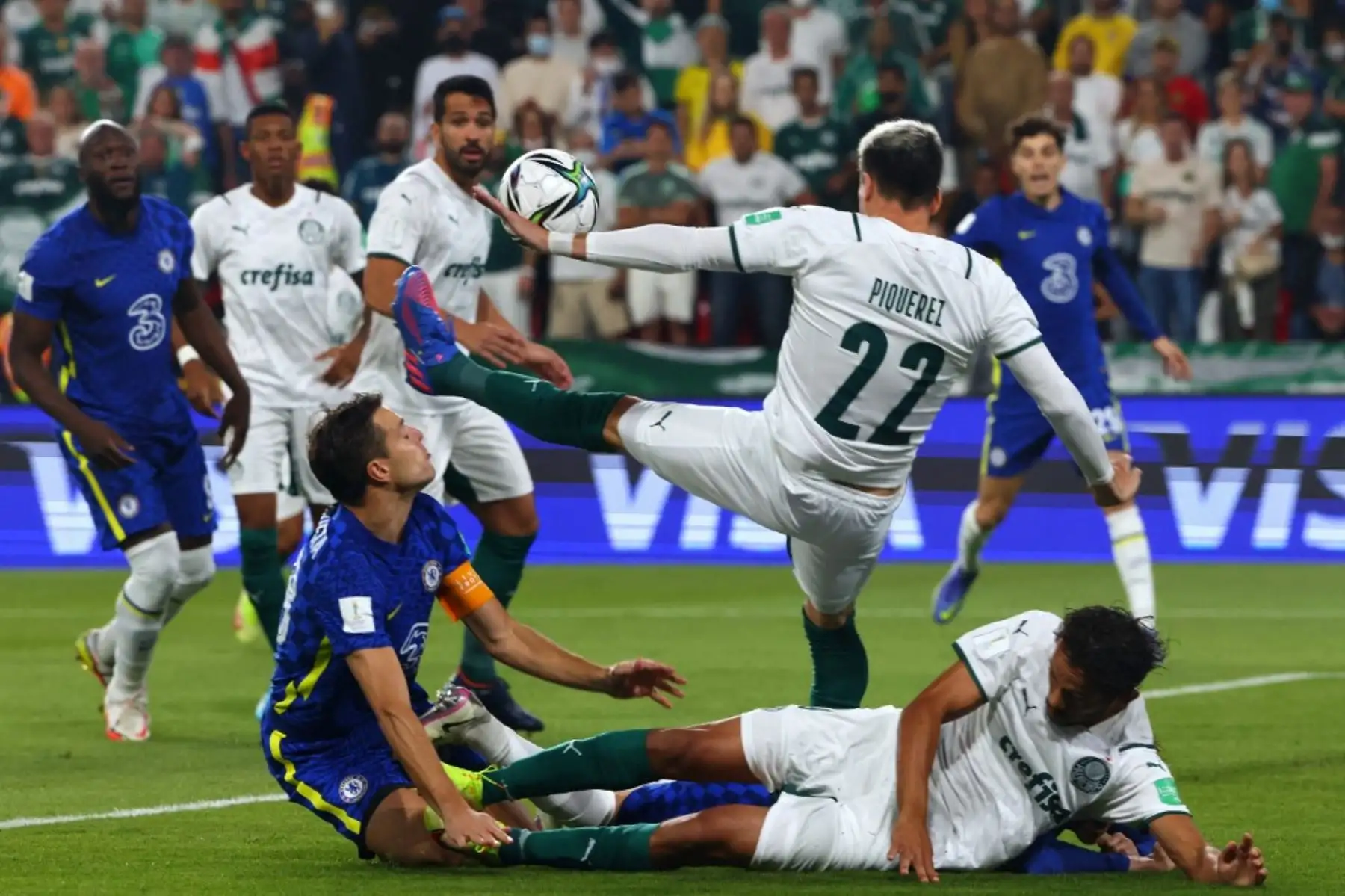 El defensor del Palmeiras, Joaquín Piquerez (centro), compite por el balón durante el partido de fútbol final de la Copa Mundial de Clubes de la FIFA 2021 entre el Palmeiras de Brasil y el Chelsea de Inglaterra en el estadio Mohammed Bin Zayed en Abu Dhabi, el 12 de febrero de 2022. Foto: AFP