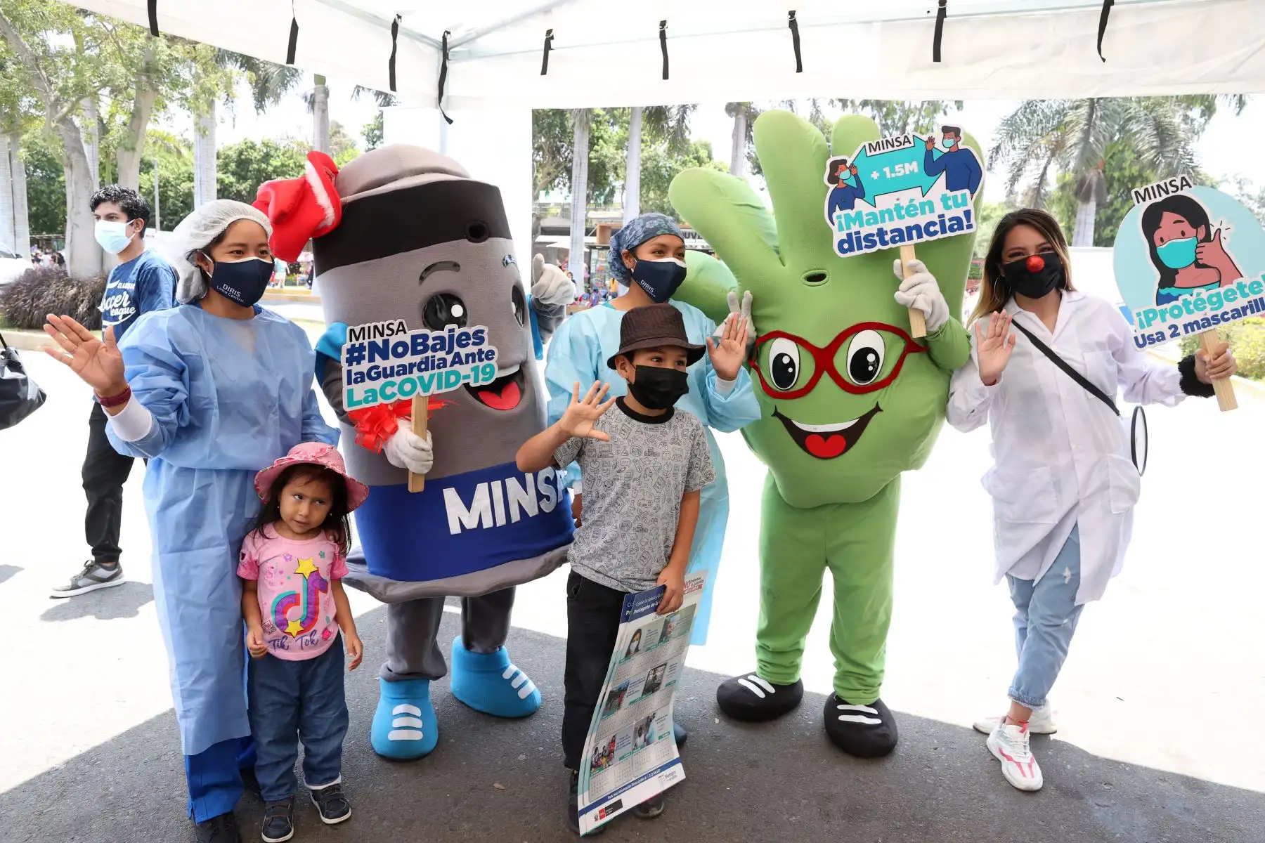 Ministerio de Salud realiza vacunación y descarte de covid-19, a niños y adultos, en los exteriores del Parque de las Leyendas. Foto: ANDINA/Vidal Tarqui