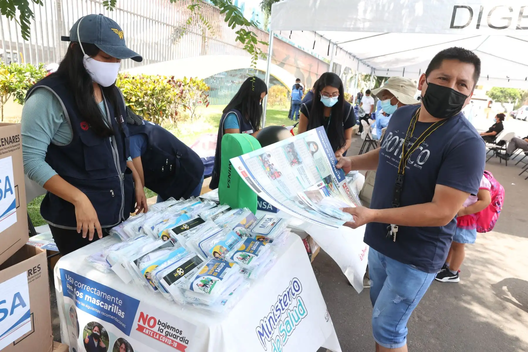 Ministerio de Salud realiza vacunación y descarte de covid-19, a niños y adultos, en los exteriores del Parque de las Leyendas. Foto: ANDINA/Vidal Tarqui
